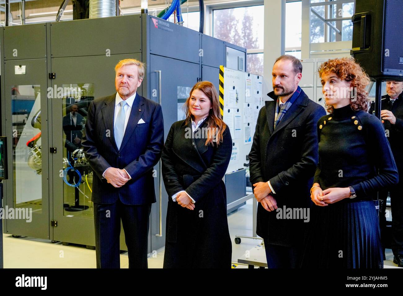 Høvik 20241114. König Alexander und Kronprinz Haakon von den Niederlanden besuchen zusammen mit der Industrieministerin Cecilie Myrseth (AP) HyStar AS in Bærum. Foto: Terje Bendiksby / NTB Stockfoto