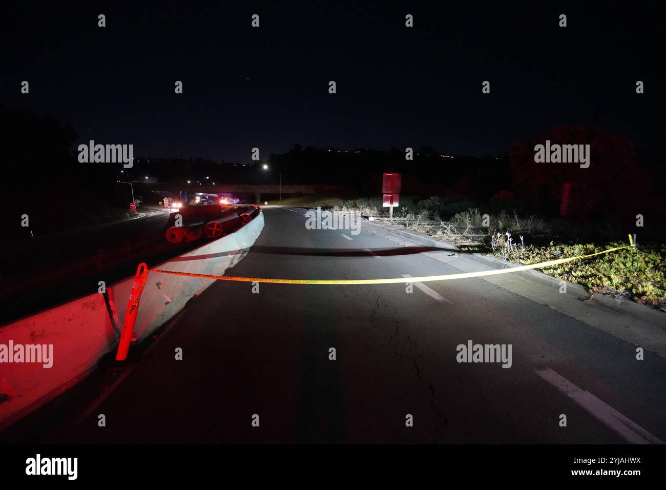 San Diego, Usa. November 2024. Die Straße am Tatort wird von der Polizei gesperrt. Am 13. November ereignete sich ein Vorfall auf dem Highway 52 und der Genesee Ave in San Diego. Mehrere Polizisten des San Diego Police Department (SDPD) und der California Highway Patrol (CHP) reagieren auf diesen Vorfall und schalten die Straße schnell ab. Die Polizei sagt, dass die Ermittlungen noch nicht abgeschlossen sind und dass noch keine Details zur Verfügung stehen. Quelle: SOPA Images Limited/Alamy Live News Stockfoto