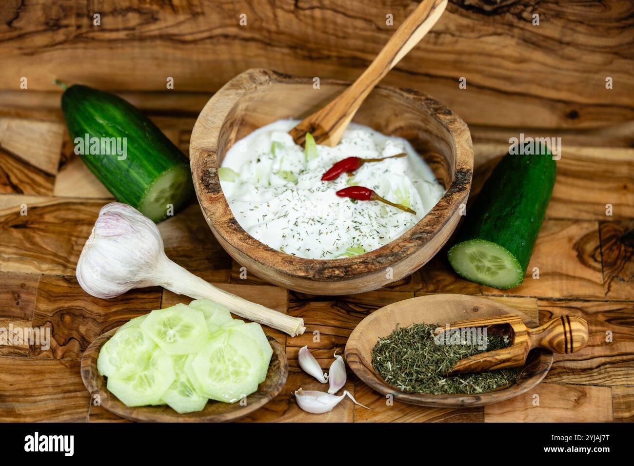 Gebratene Gyros mit hausgemachten Tzatziki und griechischen Gewürzen Stockfoto