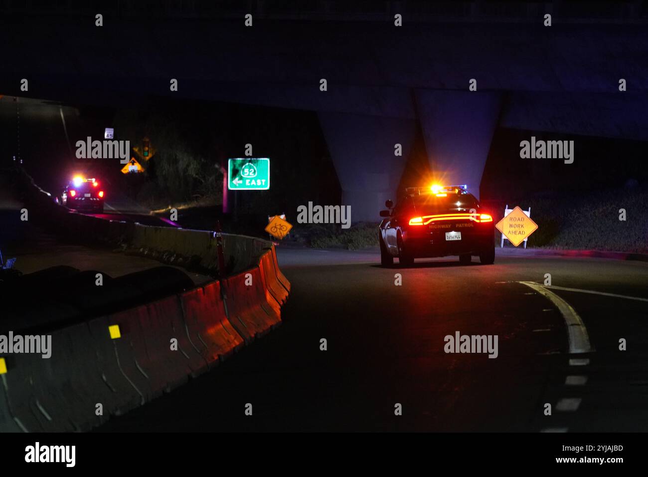 San Diego, Usa. November 2024. Am Tatort wird ein Polizistenauto gesehen. Am 13. November ereignete sich ein Vorfall auf dem Highway 52 und der Genesee Ave in San Diego. Mehrere Polizisten des San Diego Police Department (SDPD) und der California Highway Patrol (CHP) reagieren auf diesen Vorfall und schalten die Straße schnell ab. Die Polizei sagt, dass die Ermittlungen noch nicht abgeschlossen sind und dass noch keine Details zur Verfügung stehen. (Foto: Michael Ho Wai Lee/SOPA Images/SIPA USA) Credit: SIPA USA/Alamy Live News Stockfoto