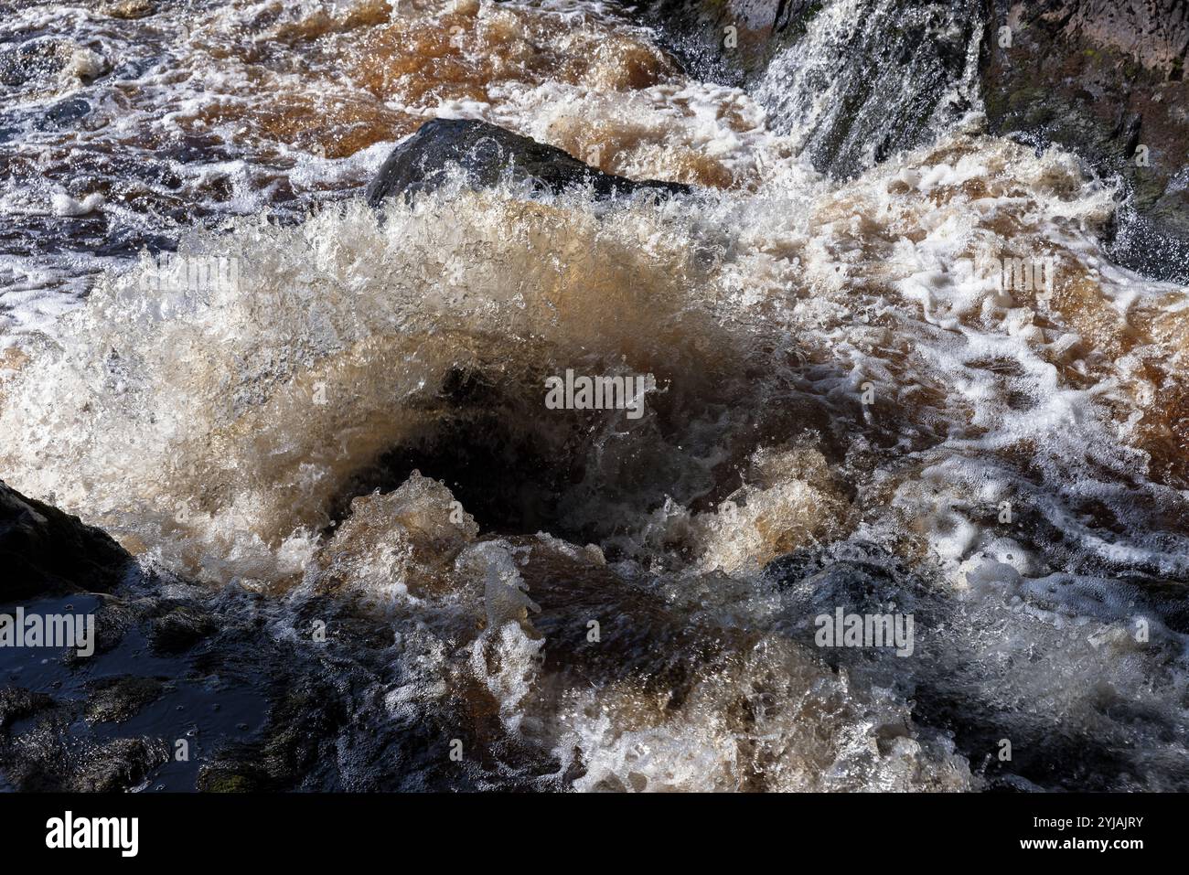 Wasserfall von Ruskeala, natürliches Foto mit schnell plätscherndem Bach und dunklen Felsen. Republik Karelien, Russland Stockfoto