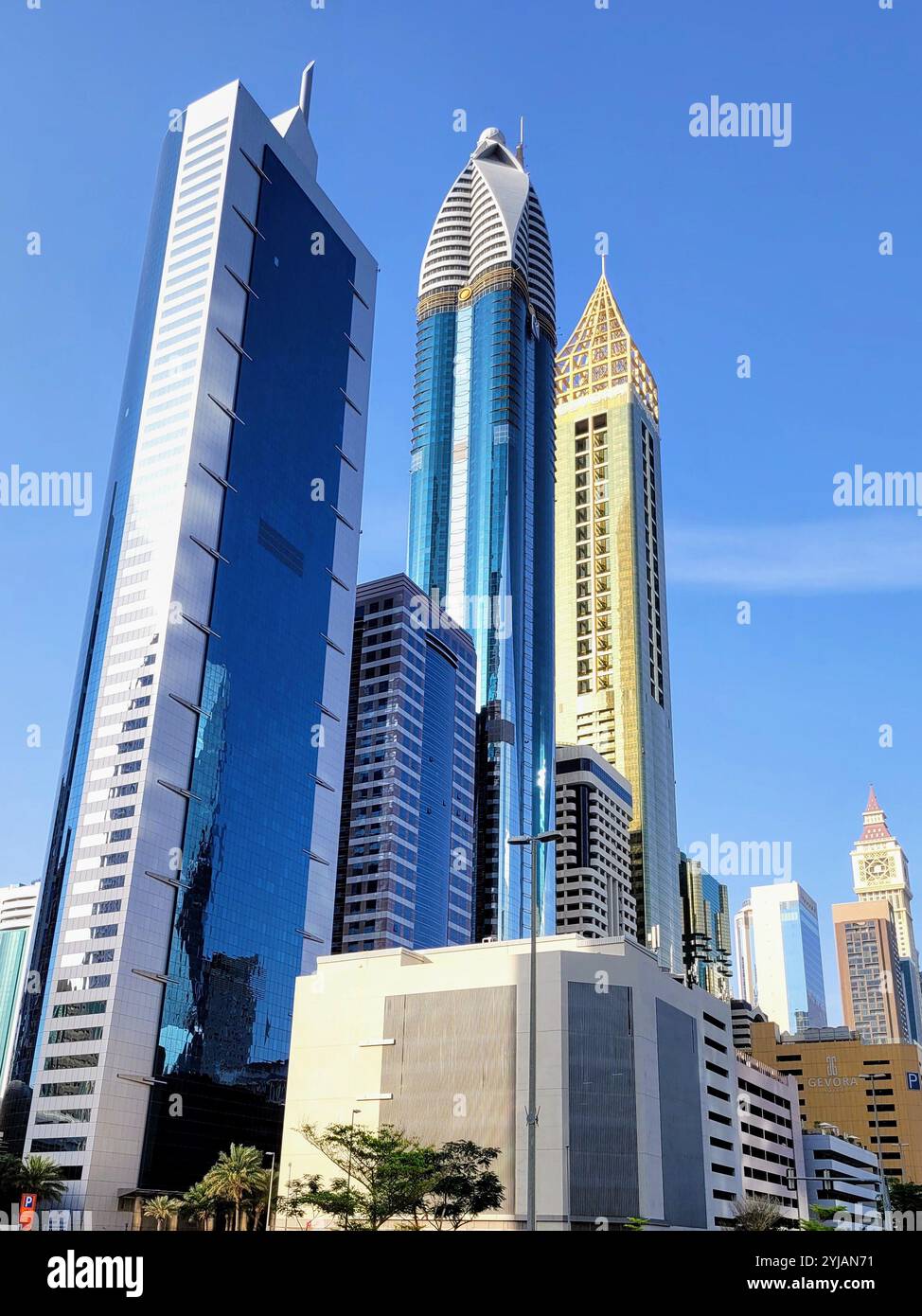 Dubai Downtown. Wolkenkratzer. VAE. Moderne Architektur. Gold. Glänzend. Handfläche. Stahl. Glas. beton. Blauer Himmel. Burj Khalifa. Kristall. Modern. Design. Art. Stockfoto