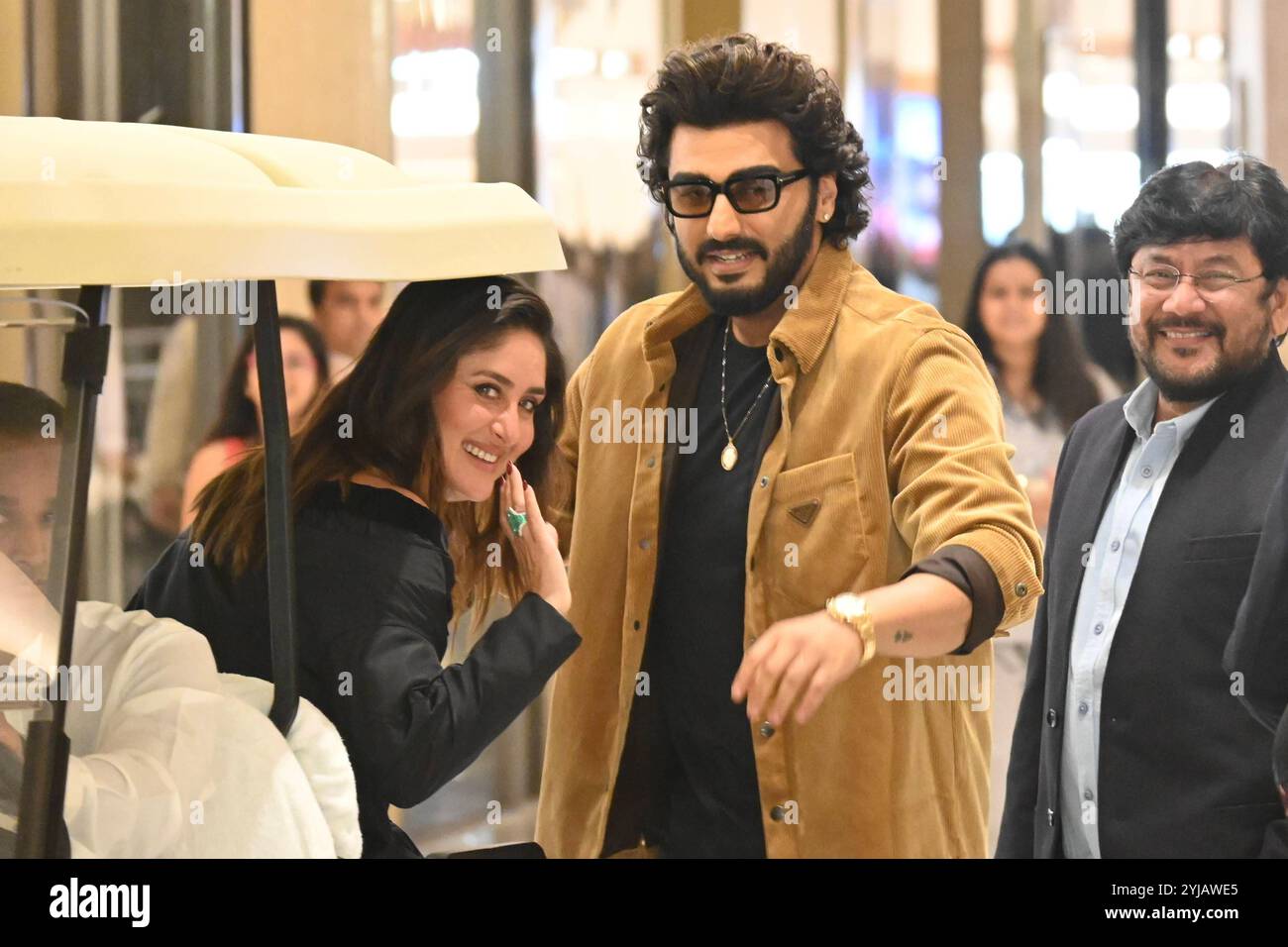 Mumbai, Indien, 13. November 2024: Tira, die Luxusmarke Reliance Retails, eröffnete ihren Flagship-Store auf dem Jio World Plaza in Mumbai. Bei der Enthüllung waren Nita Ambani, Gründervorsitzende der Reliance Foundation, und Isha Ambani, Executive Director von Reliance Retail Ventures Limited anwesend. Bollywood-Ikonen wie Kareena Kapoor Khan, Kiara Advani, Suhana Khan, Shahid und Mira Kapoor, Sonali Bendre, Arjun Kapoor, Maheep Kapoor, Seema Khan, und Neelam würdigte den Anlass und unterstrich das Debüt von Tiras in Mumbais Luxus-Schönheit-Landschaft. Stockfoto