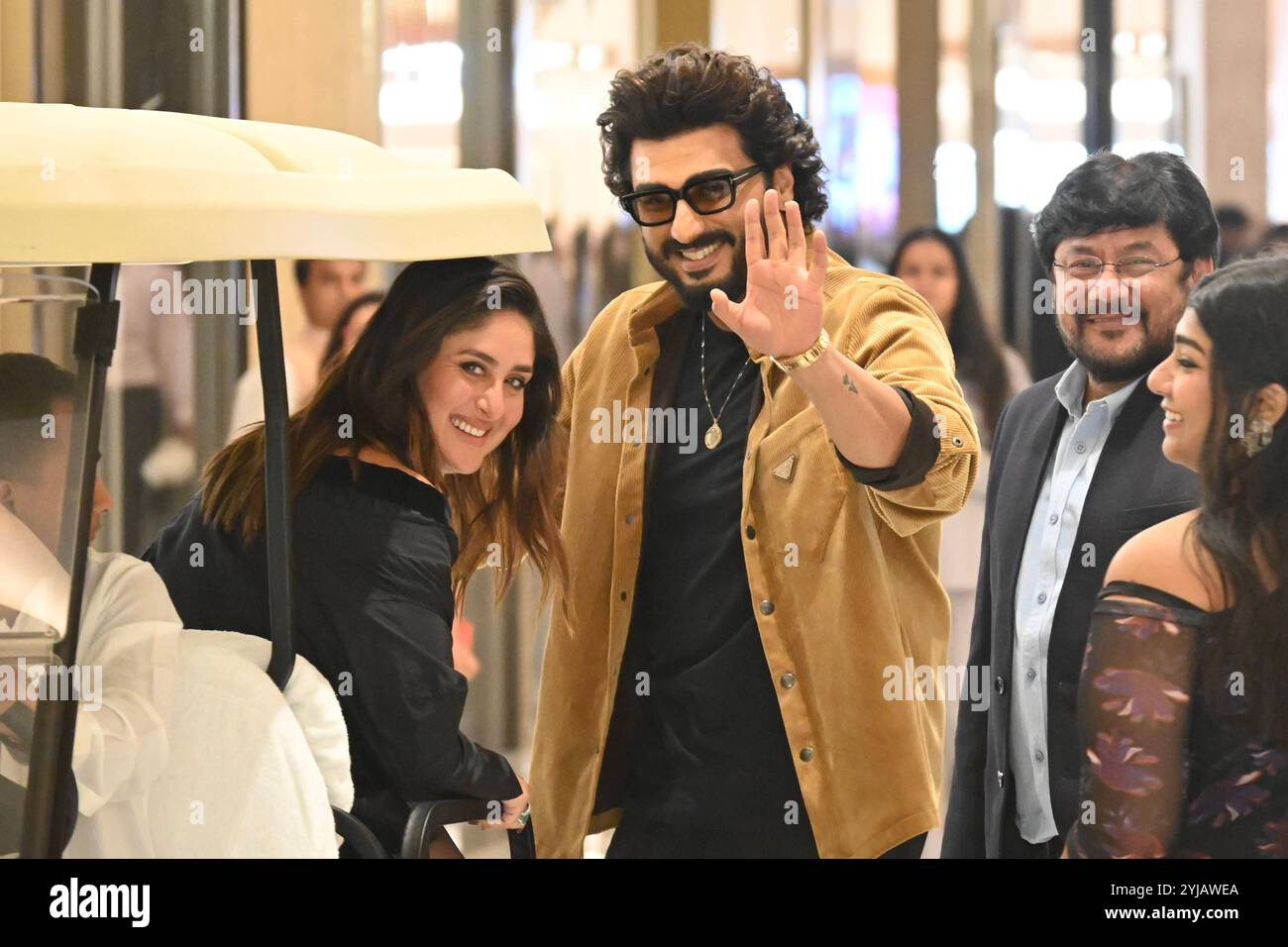 Mumbai, Indien, 13. November 2024: Tira, die Luxusmarke Reliance Retails, eröffnete ihren Flagship-Store auf dem Jio World Plaza in Mumbai. Bei der Enthüllung waren Nita Ambani, Gründervorsitzende der Reliance Foundation, und Isha Ambani, Executive Director von Reliance Retail Ventures Limited anwesend. Bollywood-Ikonen wie Kareena Kapoor Khan, Kiara Advani, Suhana Khan, Shahid und Mira Kapoor, Sonali Bendre, Arjun Kapoor, Maheep Kapoor, Seema Khan, und Neelam würdigte den Anlass und unterstrich das Debüt von Tiras in Mumbais Luxus-Schönheit-Landschaft. Stockfoto