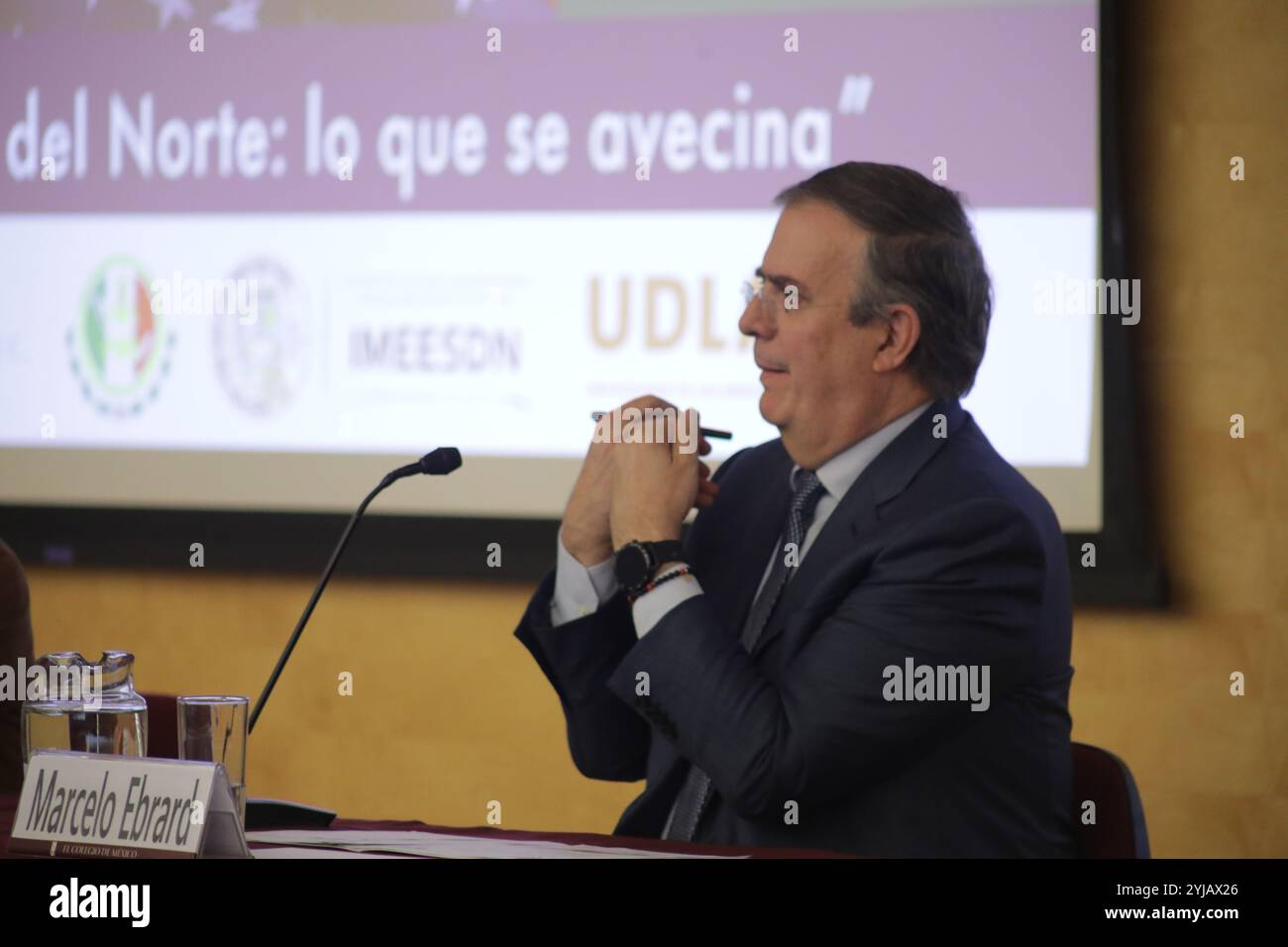 Mexiko-Stadt, Mexiko. November 2024. Marcelo Ebrard, Wirtschaftsminister, sprach während seiner Rede im Rahmen des Internationalen Seminars „North America: What Lies Ahead“ über die Zukunft des Nordamerikanischen Freihandelsabkommens (NAFTA) mit US-Präsident Donald Trump. Am 13. November 2024 in Mexiko-Stadt. (Foto: Ian Robles/ Credit: Eyepix Group/Alamy Live News Stockfoto