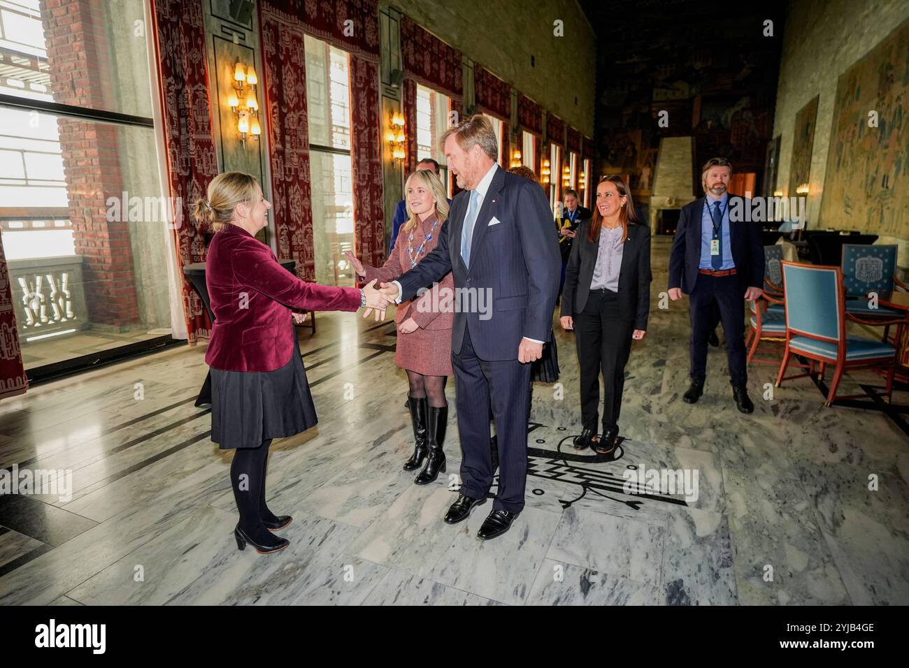 Oslo 20241114. König Willem-Alexander von den Niederlanden begrüßt gemeinsam mit der Bürgermeisterin von Oslo, Anne Lindboe und Marianne Sivertsen Næss Anita Leirvik North vor dem Treffen über die Rolle von Wasserstoff und Wasserstoffderivaten bei der Dekarbonisierung des maritimen Sektors im Rathaus von Oslo. Foto: Lise Åserud / NTB Stockfoto