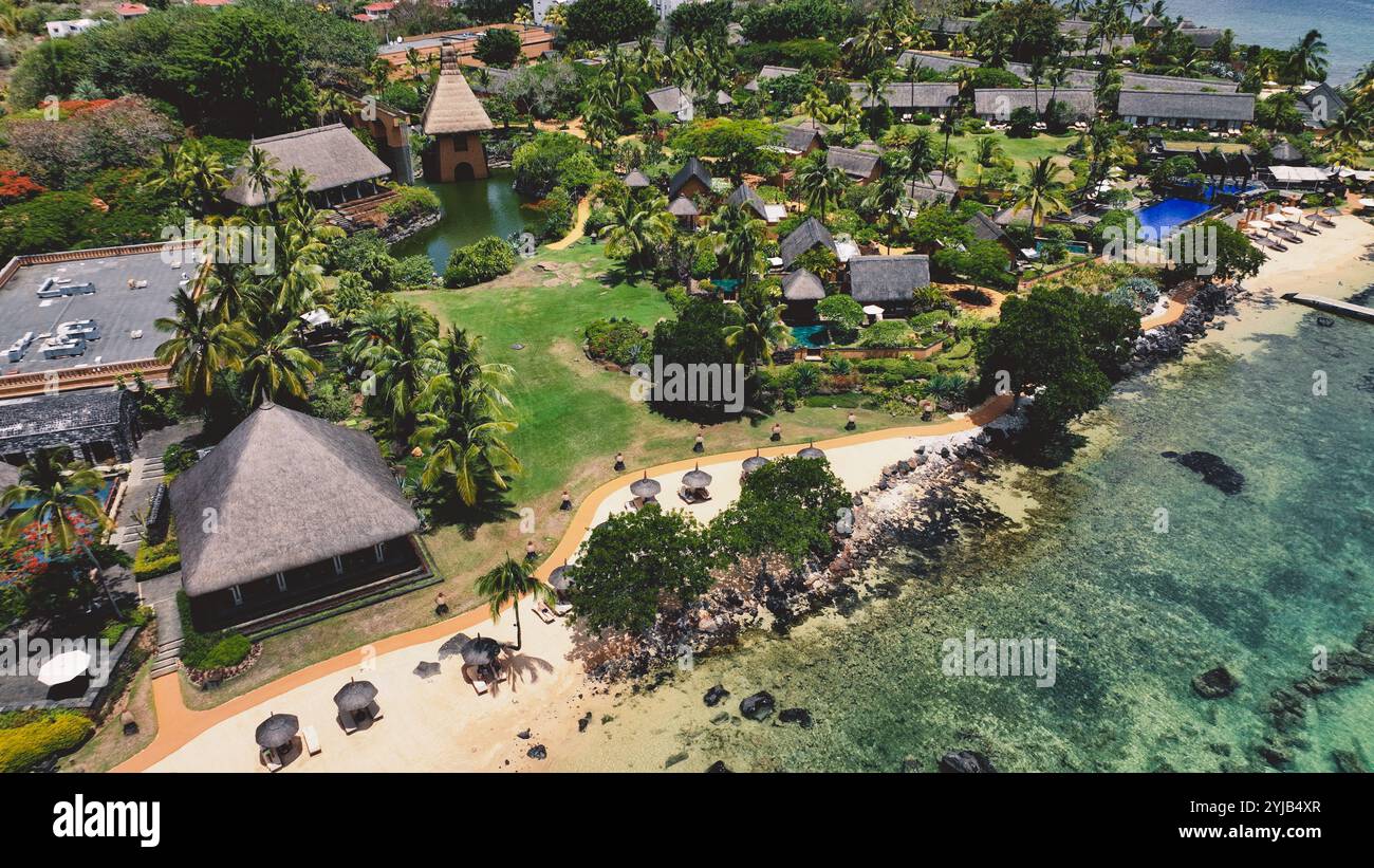 Ein Luftbild, das ein Resort auf einer tropischen Insel, speziell auf Mauritius, zeigt. Stockfoto