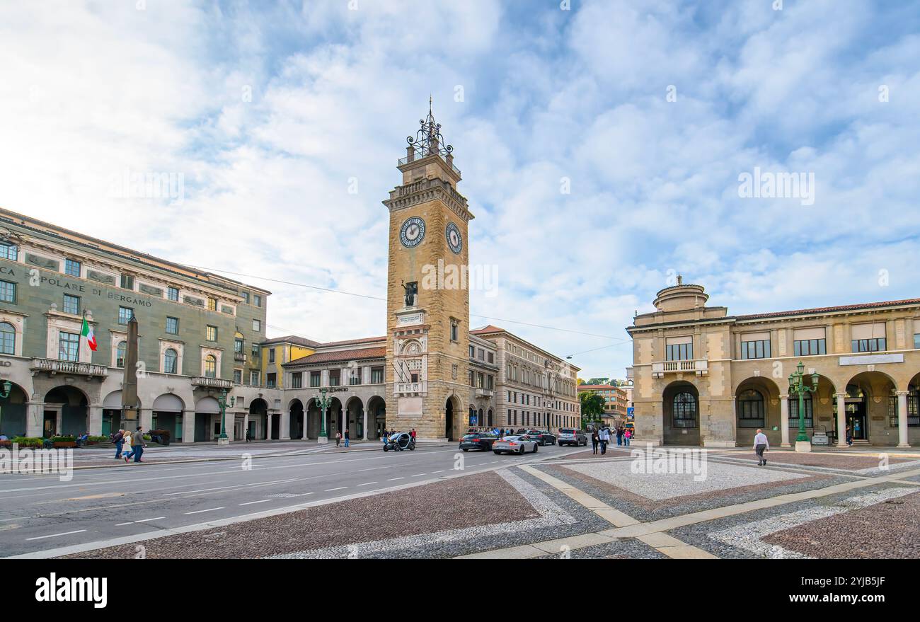 Bergamo, Italien. Turm der Gefallenen oder Torre dei Caduti, befindet sich an der Piazza Vittorio Veneto in der Unterstadt bei Sonnenuntergang Stockfoto