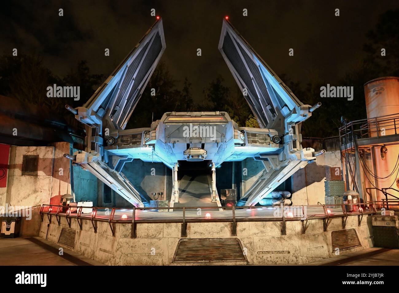 Star Wars TIE Fighter Display im Freizeitpark Stockfoto