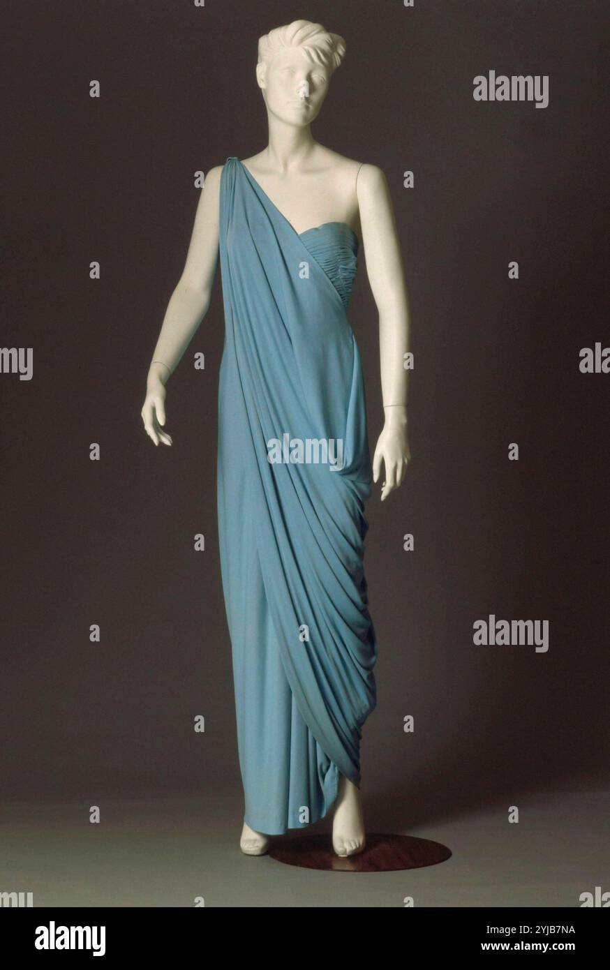 Drapiertes Kleid von Pedro Rodríguez. Museum: Museu Textilien i d'Indumentaria, Barcelona. Stockfoto