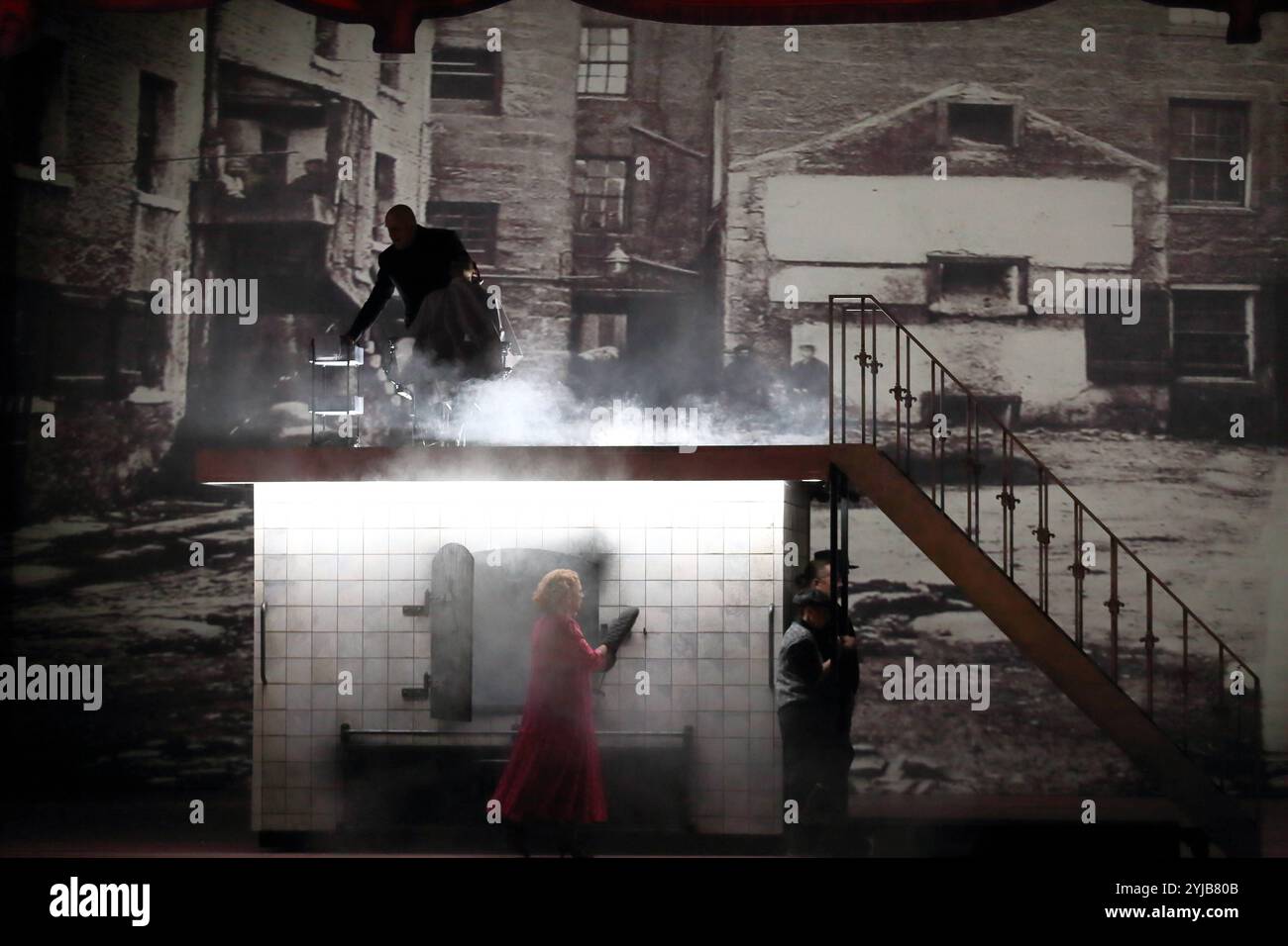 Christopher Purves als Sweeney Todd und Dagmar Manzel als Mrs. Nellie Lovett sowie Ensemble während der Fotoprobe für Sweeney Todd in der Komischen Oper im Schillertheater Berlin, 13. November 2024. // Musical von Stephen Songheim. Musikalische Leitung James Gaffigan. Inszenierung Barrie Kosky. Bühne und Kostüme Katrin Lea Tag. Premiere ist am 17. November 2024. Christopher Purves als Sweeney Todd und Dagmar Manzel als Mrs. Nellie Lovett und Ensemble während der Fotoprobe für Sweeney Todd an der Komischen Oper im Schillertheater Berlin, 13. November Stockfoto