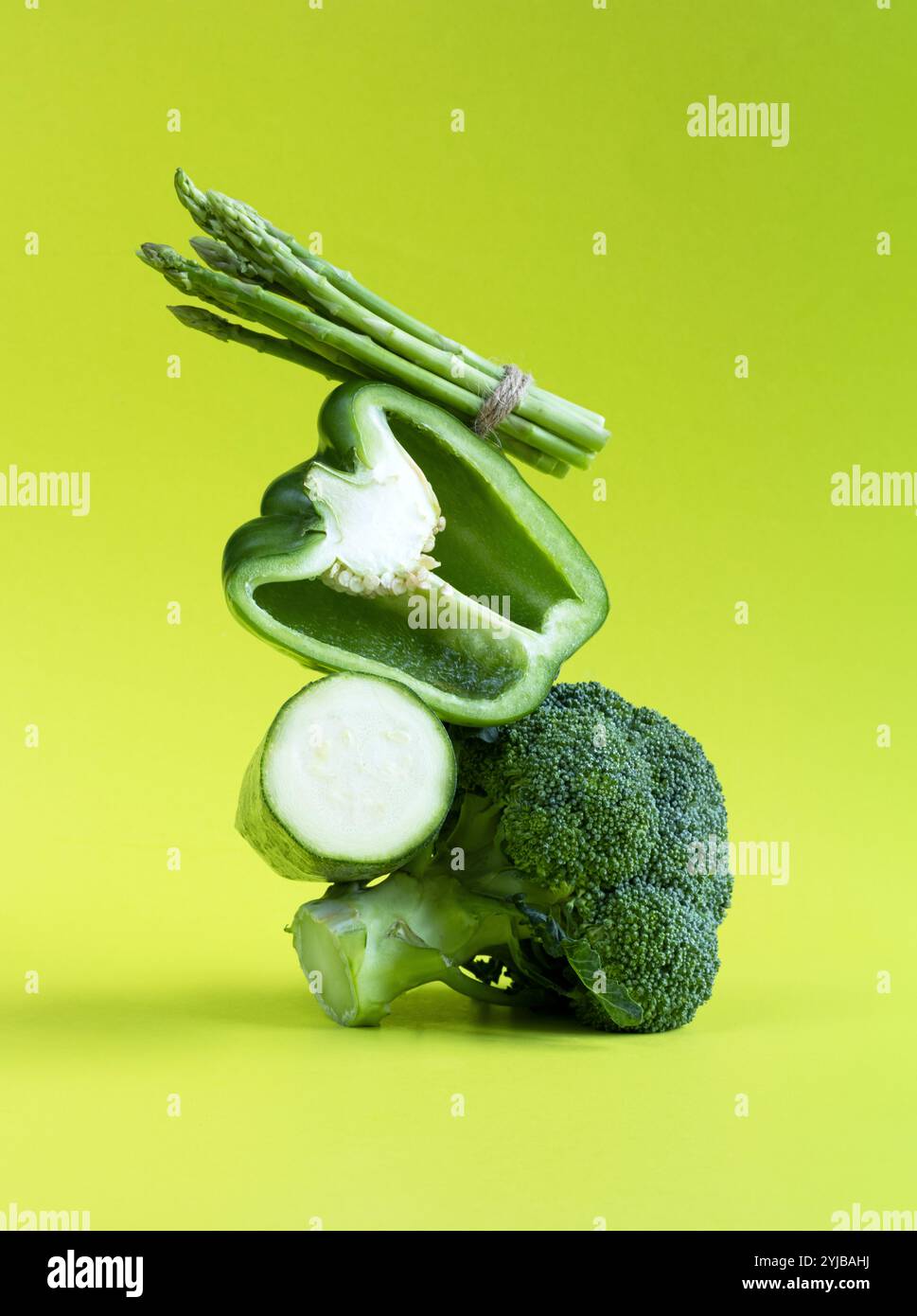 Frisches grünes Gemüse auf dem Tisch. Gleichgewichtsschwebende Futterbilanz von Brokkoli, Zucchini und Spargel Stockfoto