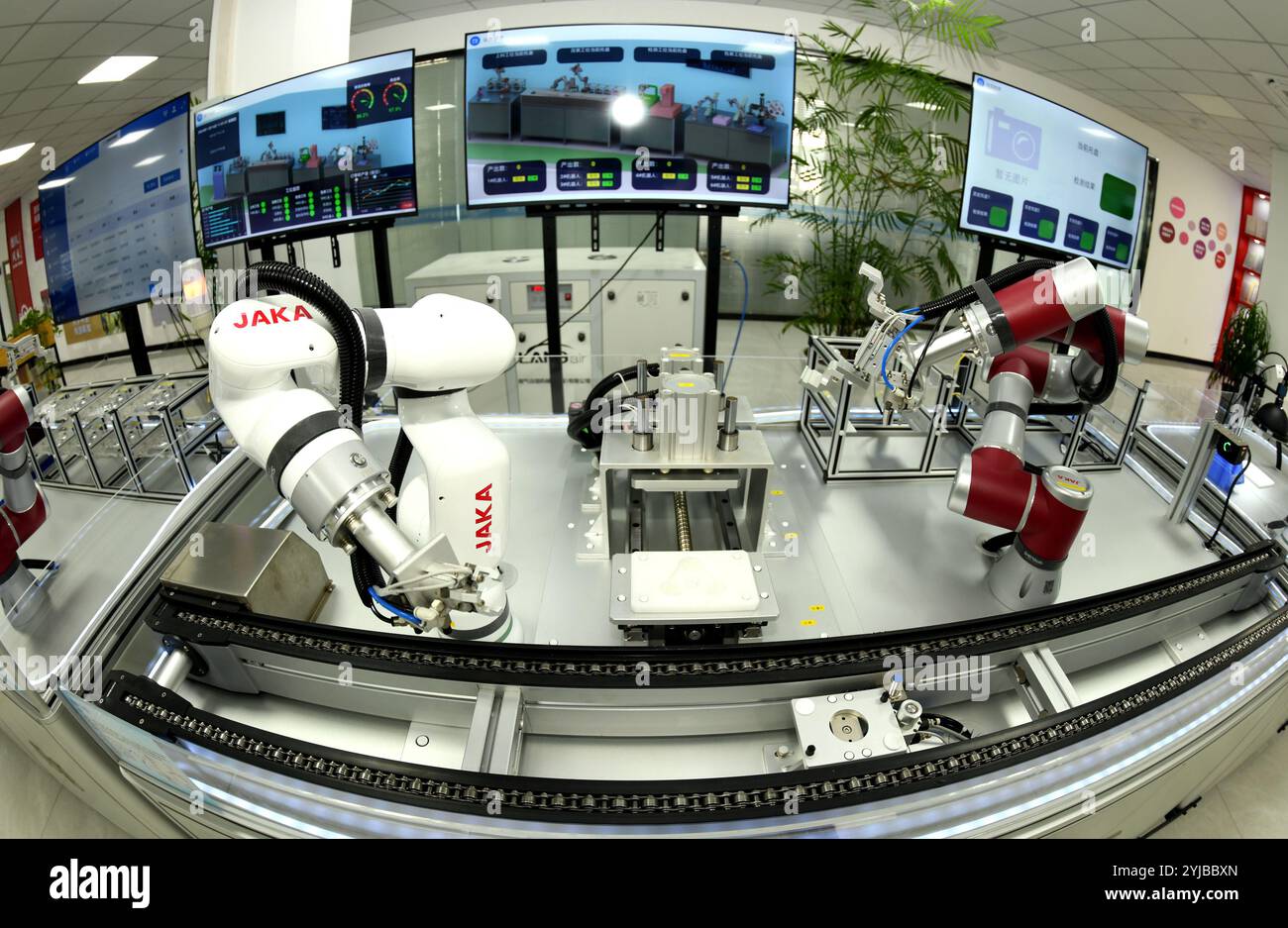 HAI'AN, CHINA - 14. NOVEMBER 2024 - Gäste sehen die Anwendungsszenarien von Robotern und intelligenter Fertigung am Institut für Intelligente Ausrüstung der Shanghai Jiao Tong University in Hai'an, Provinz Jiangsu im Osten Chinas, 14. November 2024. (Foto: CFOTO/SIPA USA) Credit: SIPA US/Alamy Live News Stockfoto