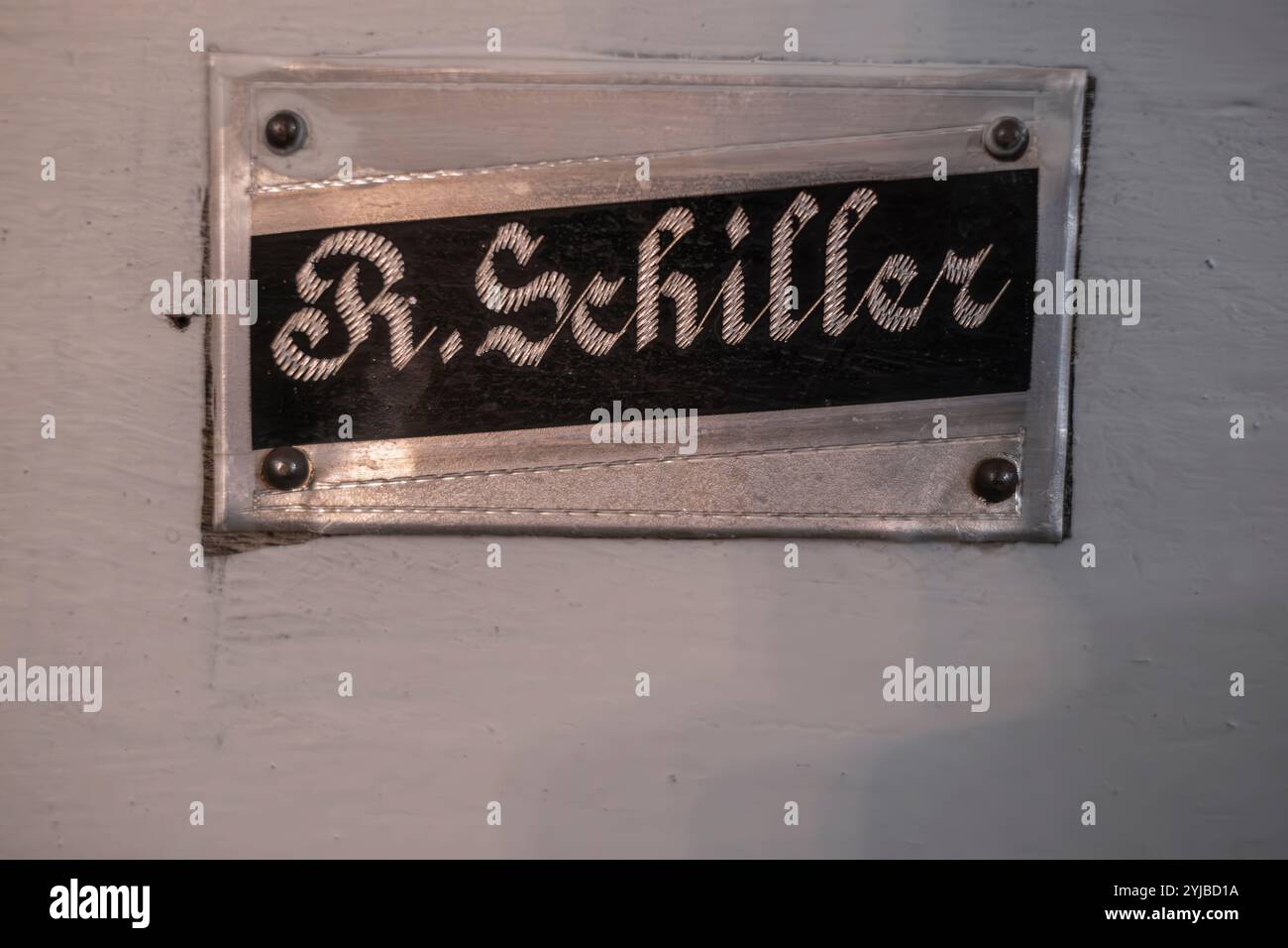 Namensschild R. Schiller auf einer Kirchenbank in der Sophienkirche in Pokoj/Bad Karlsruhe, Woiwodschaft Oppeln, Polen. Stockfoto