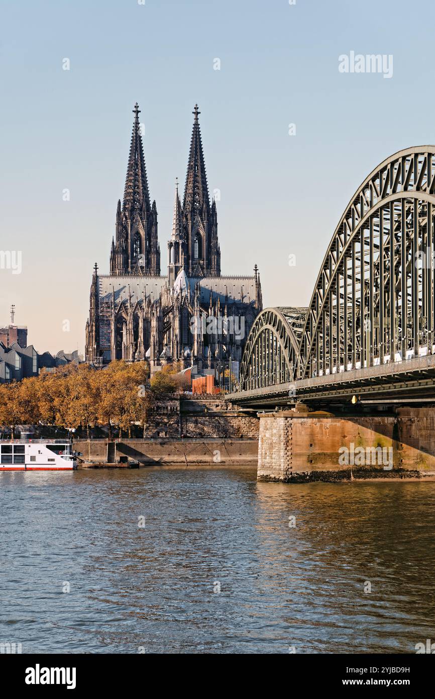 Kölner Dom mit Rhein und berühmter Hohenzollernbrücke, Köln, Nordrhein-Westfalen, Deutschland. Stockfoto