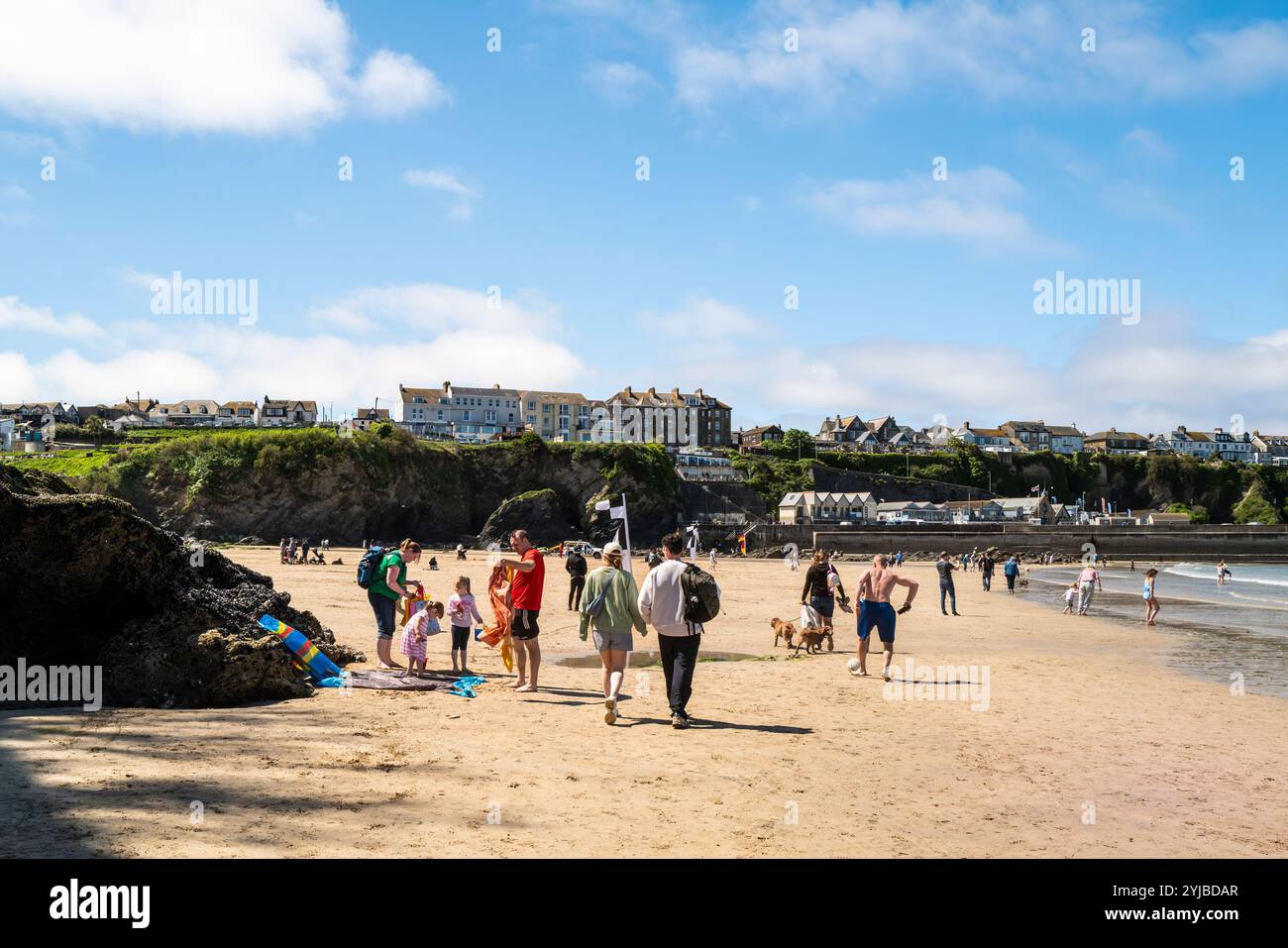 Urlauber genießen bei Ebbe am Towan Beach in Newquay in Cornwall, Großbritannien. Stockfoto