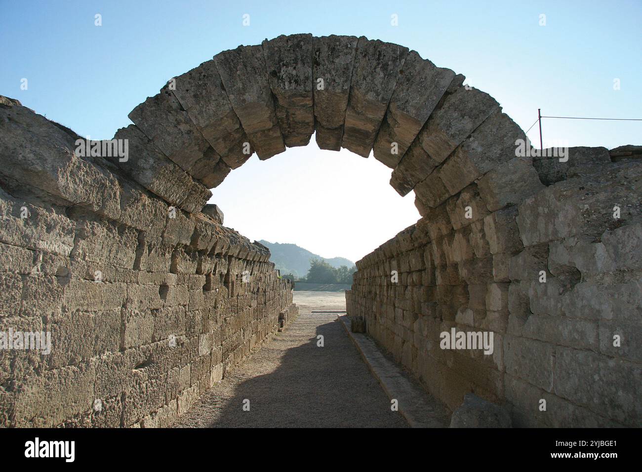 Stadion in Olympia. Der gewölbte Tunnel (3. Jahrhundert v. Chr.), der in das Stadion führt. Griechenland. Stockfoto