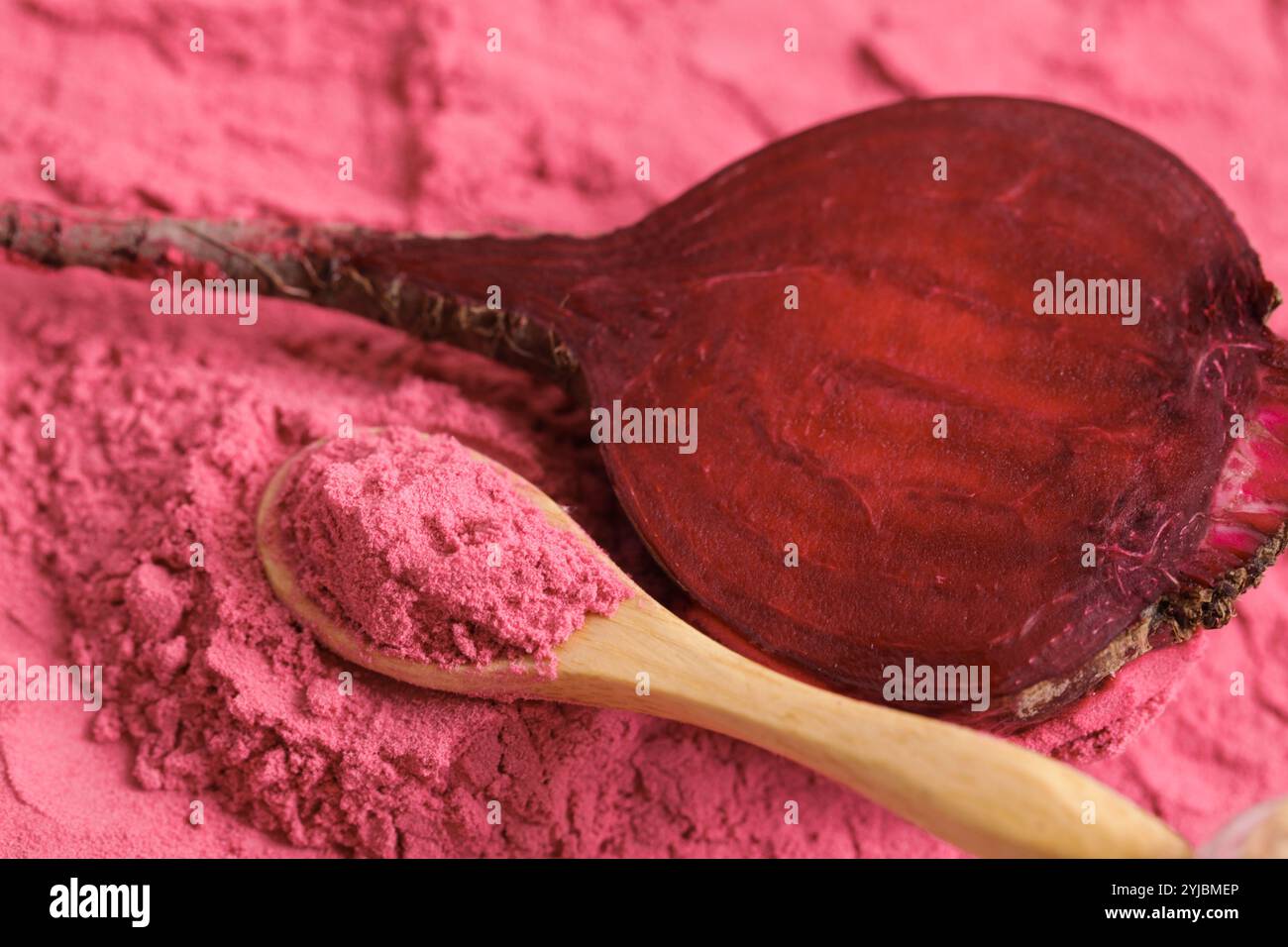 Organisches Rübenwurzelpulver. Gesundheitliche Vorteile von Rote-Bete-Pulver. Stockfoto