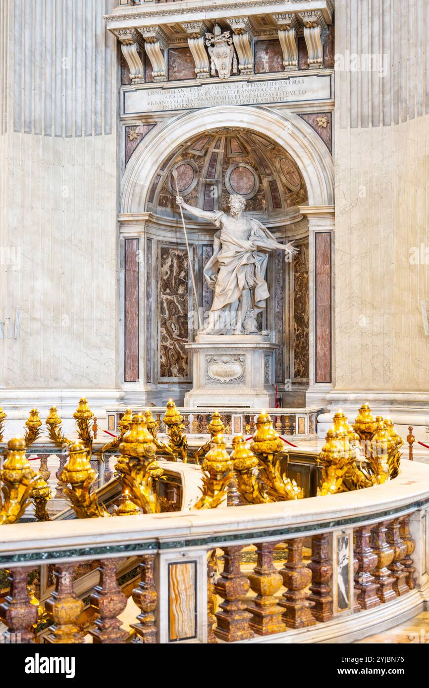 Die Statue des Heiligen Longinus von Bernini steht majestätisch im Petersdom und zeigt den Soldaten mit einer Lanze in dramatischer Pose, umgeben von kunstvoller Architektur und goldenen Akzenten. Stockfoto