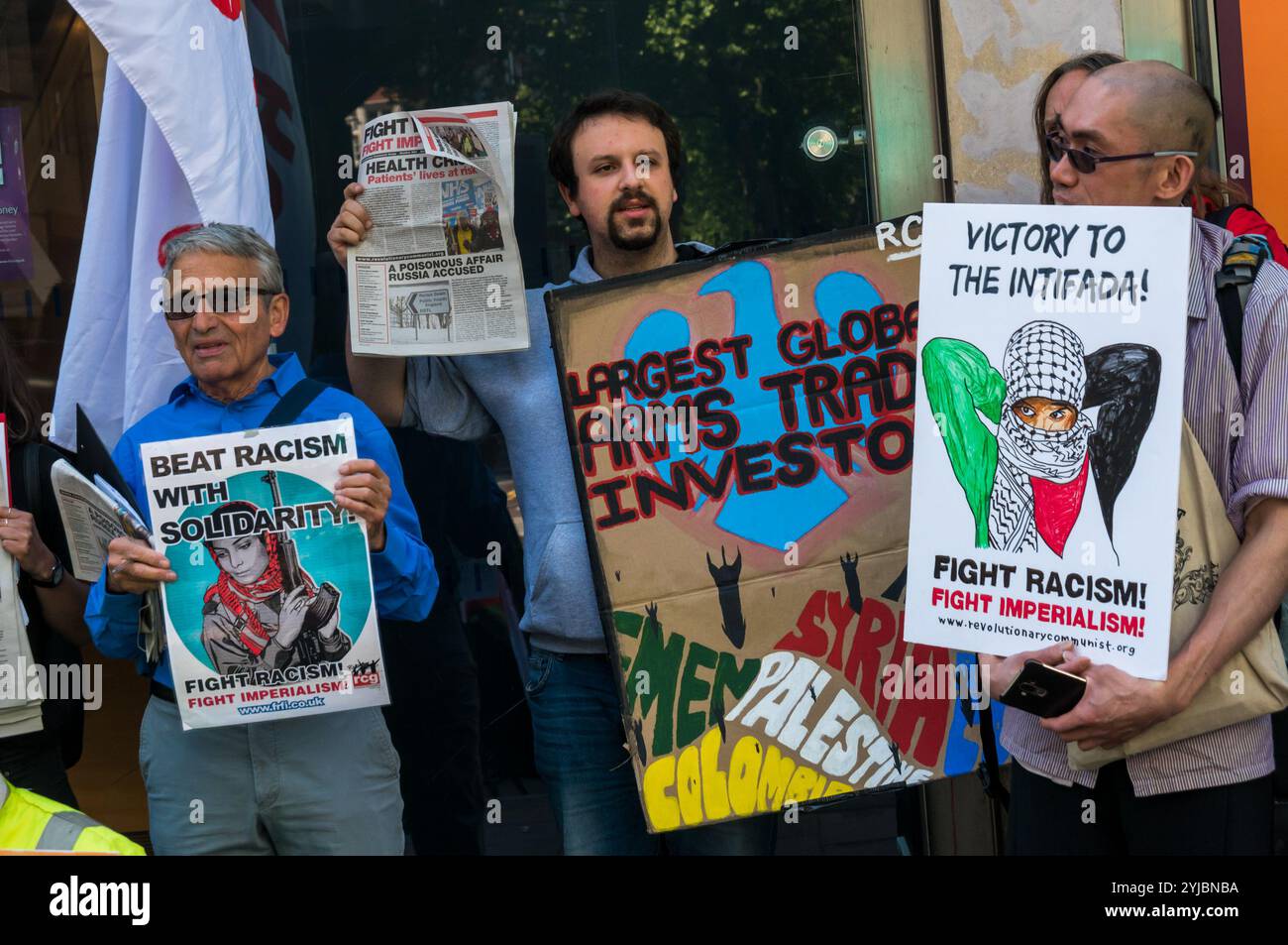 London, Großbritannien. Mai 2018. Demonstranten der Revolutionären Kommunistischen Gruppe und des Sieges der Intifada posieren vor einer Filiale der Barclays Bank. Sie fordern ein Ende der britischen Unterstützung für Israel nach dem barbarischen Massaker der israelischen Scharfschützen an unbewaffneten Demonstranten, die am Großen Rückkehrmarsch in Gaza teilgenommen haben, bei dem über 60 Menschen getötet und Tausende schwer verletzt wurden. Viele der Waffen, mit denen die Demonstranten getötet wurden, wurden vermutlich von britischen Rüstungsunternehmen geliefert. Der Protest begann vor einer Filiale der Barclays Bank, die große Investitionen in Israel tätigt, und setzte sich auf der Oxford Street fort Stockfoto