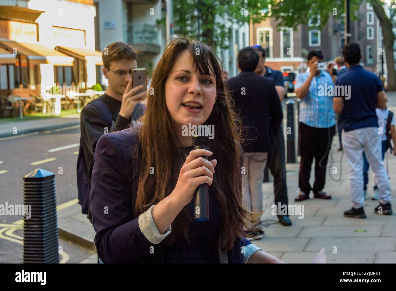 London, Großbritannien. Amelia Womack, stellvertretende Vorsitzende der Grünen Partei, spricht bei der Proteste vor dem Innenministerium und ruft dazu auf, alle Charterflüge zu beenden, die Migranten zwangsweise in die Commonwealth-Länder zurückbringen, da diese Woche ein geheimer Flug nach Pakistan erwartet wird. Viele sind wegen der Abschiebung zurückgehalten und jeder von zwei oder mehr Sicherheitskräften begleitet, und Fluggäste und Flugbesatzungen im normalen Dienst haben sich oft geweigert, mit Menschen zu starten, die verständlicherweise dagegen sind, in Länder gebracht zu werden, in denen sie verfolgt, geschädigt, isoliert oder sogar getötet werden könnten. Personen aus den Abschiebungen, Stockfoto