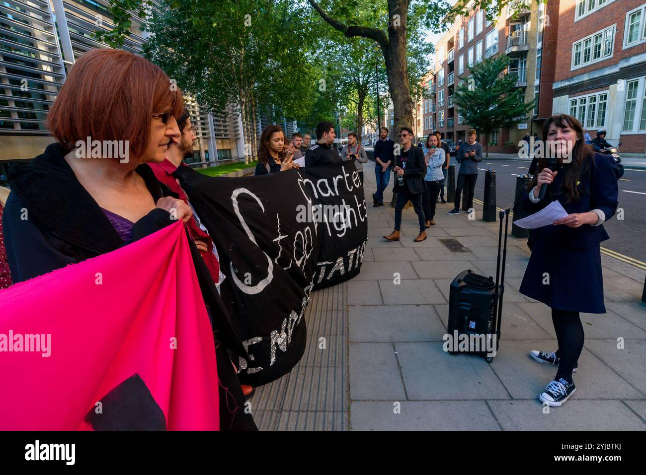 London, Großbritannien. Amelia Womack, stellvertretende Vorsitzende der Grünen Partei, spricht bei der Proteste vor dem Innenministerium und ruft dazu auf, alle Charterflüge zu beenden, die Migranten zwangsweise in die Commonwealth-Länder zurückbringen, da diese Woche ein geheimer Flug nach Pakistan erwartet wird. Viele sind wegen der Abschiebung zurückgehalten und jeder von zwei oder mehr Sicherheitskräften begleitet, und Fluggäste und Flugbesatzungen im normalen Dienst haben sich oft geweigert, mit Menschen zu starten, die verständlicherweise dagegen sind, in Länder gebracht zu werden, in denen sie verfolgt, geschädigt, isoliert oder sogar getötet werden könnten. Personen aus den Abschiebungen, Stockfoto