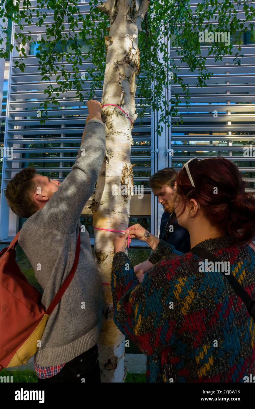 London, Großbritannien. Die Demonstranten knüpfen rosa Bänder um die Baumstämme vor dem Innenministerium, während sie die Beendigung aller Charterflüge fordern, die Migranten zwangsweise in die Commonwealth-Länder zurückbringen, und insbesondere gegen eine geheime Flucht nach Pakistan protestieren, die diese Woche erwartet wird. Viele sind wegen der Abschiebung zurückgehalten und jeder von zwei oder mehr Sicherheitskräften begleitet, und Fluggäste und Flugbesatzungen im normalen Dienst haben sich oft geweigert, mit Menschen zu starten, die verständlicherweise dagegen sind, in Länder gebracht zu werden, in denen sie verfolgt, geschädigt, isoliert oder sogar getötet werden könnten. Peo Stockfoto