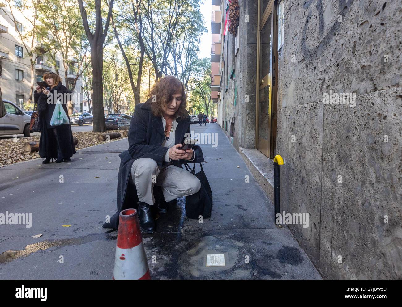 Mailand, Italien. November 2024. (foto Stefano Porta/LaPresse) Legen des Stolpersteins zur Erinnerung an Brenno Cavallari. Eines der Opfer des Massakers von Fossoli in Gaspare Aselli 28 - Mailand, Italien - Donnerstag, 14. November 2024 (Foto Stefano Porta/LaPresse) Credit: LaPresse/Alamy Live News Stockfoto