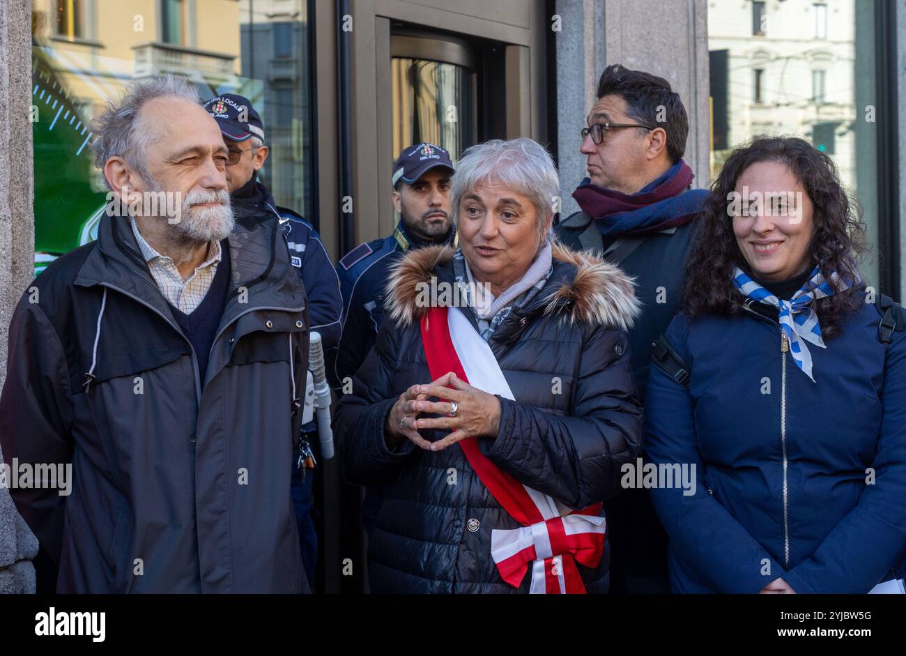 Mailand, Italien. November 2024. Gabriele Mormino Caterina Antola e Eleonora PLOS alla Posa della Pietra d'Inciampo per ricordare Pietro Mormino. Una delle vittime della strage di Fossoli in der Via G.B. Pergolesi 1 - Milano, Italia - Gioved&#xec;, 14. November 2024 (Foto Stefano Porta/LaPresse) Verlegung des Stolpersteins zum Gedenken an Pietro Mormino. Eines der Opfer des Massakers von Fossoli in der Via G.B. Pergolesi 1 in Mailand, Italien - Donnerstag, 14. November 2024 (Foto Stefano Porta/LaPresse) Credit: LaPresse/Alamy Live News Stockfoto