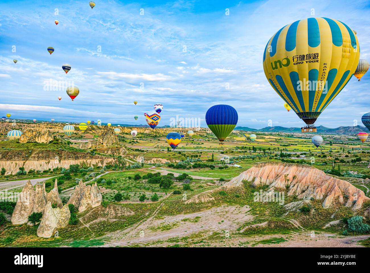 Luftballons in Kappadokien - fantastische und unwirkliche Aussichten im Tal. Turkiye Stockfoto