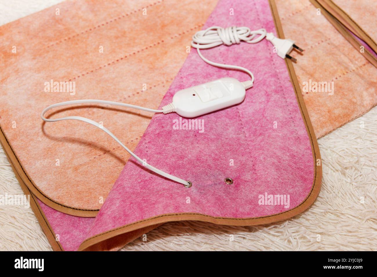 Ein warmes, zweiseitiges Elektroblech liegt montiert, und auf dem Blech befinden sich ein Temperaturschalter und eine weiße Gabel. Dies ist eine schnelle und wirtschaftliche Möglichkeit Stockfoto