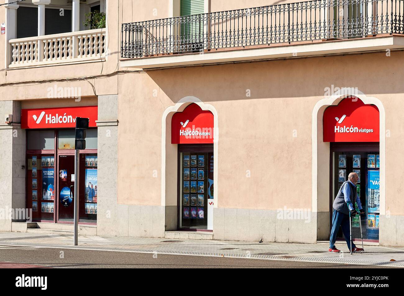 Viladecans. Spanien - 14. November 2024: Reisebüro Halc n Viajes in Viladecans, mit älteren Männern, die Krücken benutzen, die vor ihnen laufen. Die Szene wird hervorgehoben Stockfoto