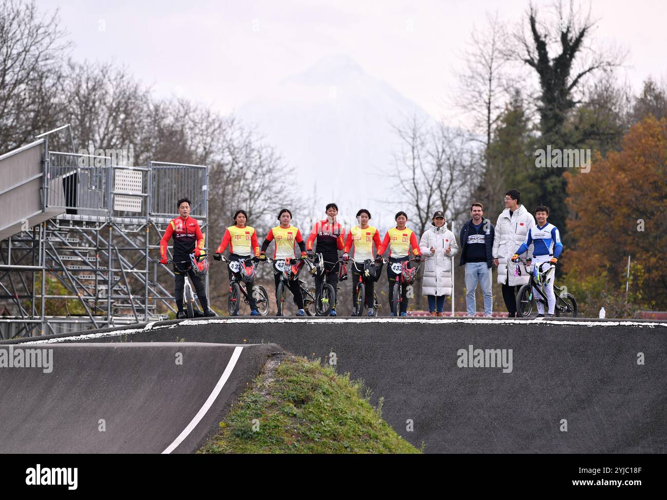 Aigle, Schweiz. November 2024. Die Fahrer posieren für Fotos mit ihrem Trainer Twan van Gendt (3. R) aus den Niederlanden im World Cycling Center (WCC) in Aigle, Schweiz, 13. November 2024. Quelle: Lian Yi/Xinhua/Alamy Live News Stockfoto