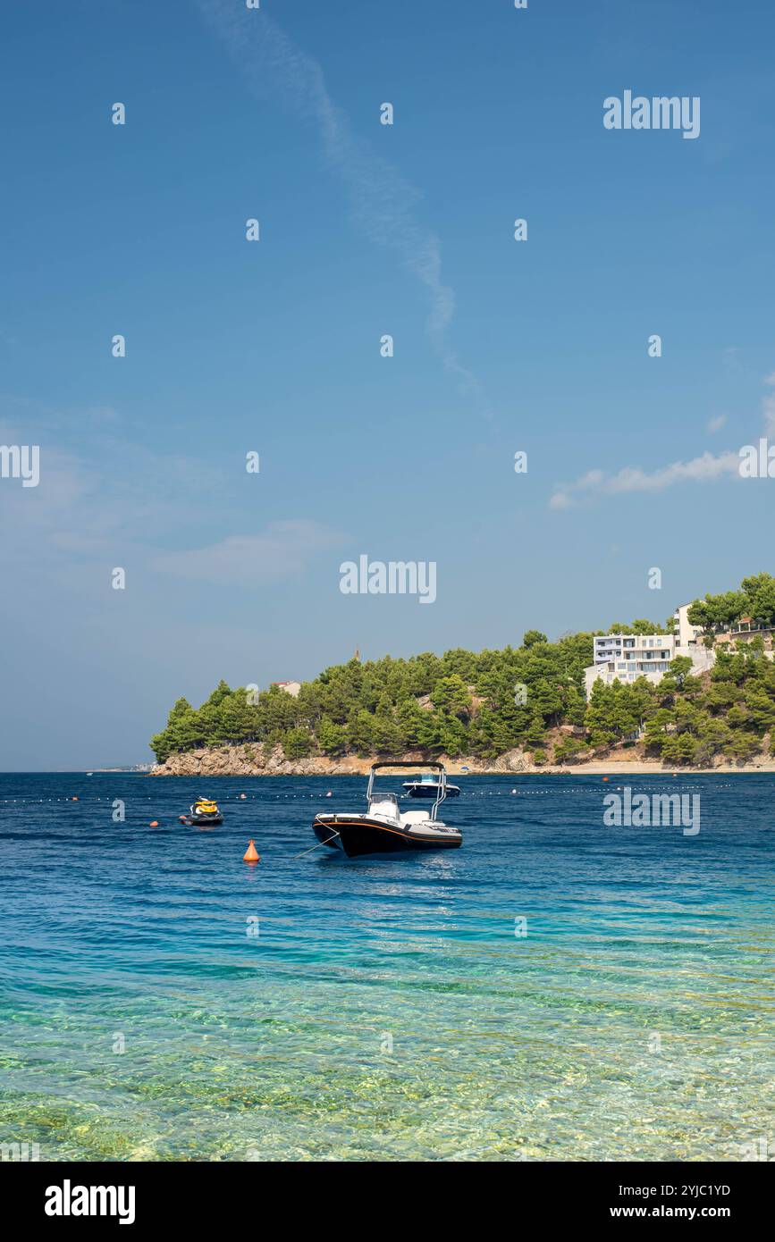 Sonnige Strände von Stanići, Kroatien, mit klarem azurblauem Wasser und sandigen Küsten, die die perfekte Küstenschönheit einfangen. Stockfoto