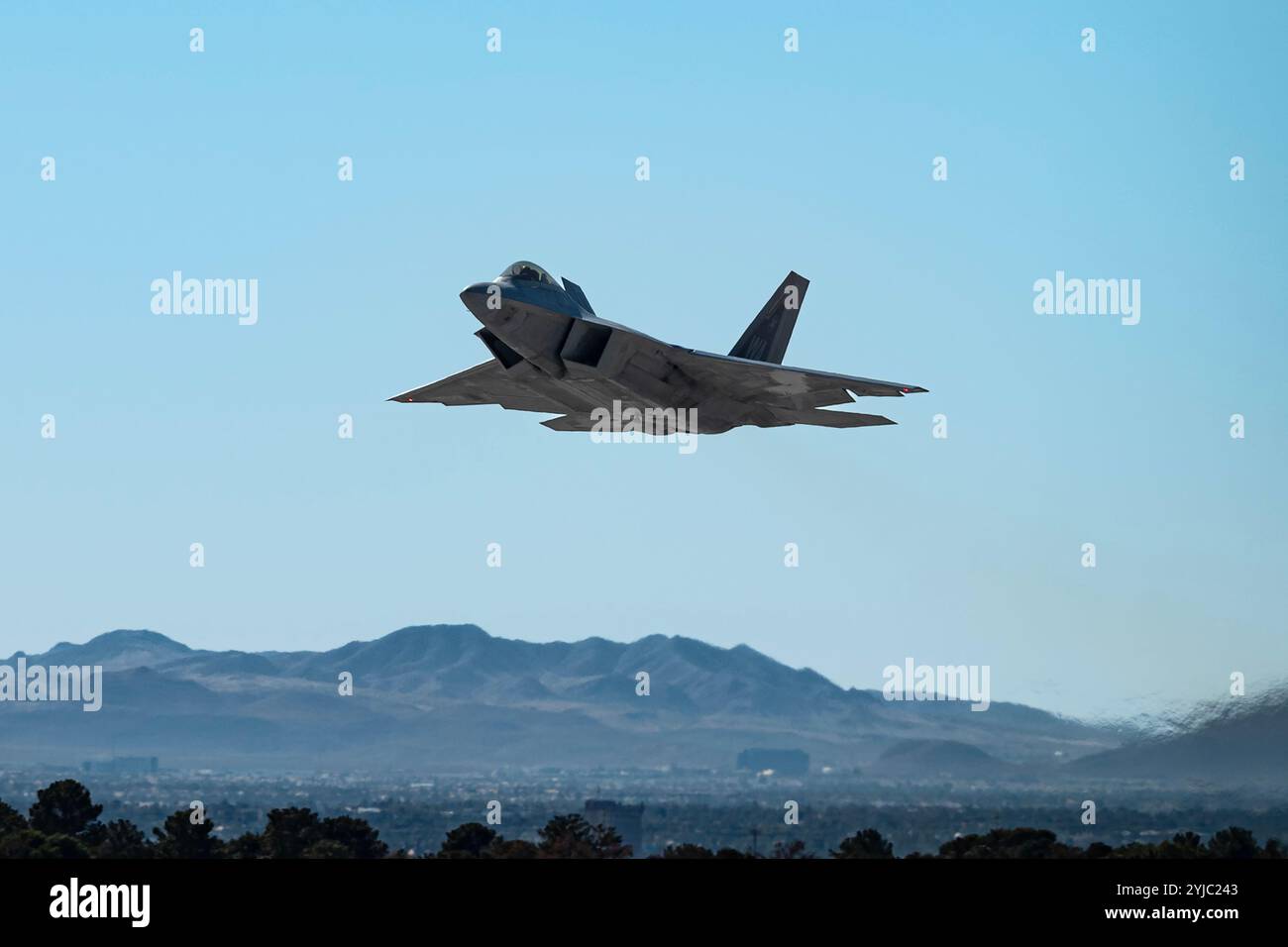 Ein F-22 Raptor, der der Nellis Air Force Base zugeteilt ist, startet, um an einer Gedenküberführung für den pensionierten US Air Force Colonel Gail Peck in Nellis A teilzunehmen Stockfoto