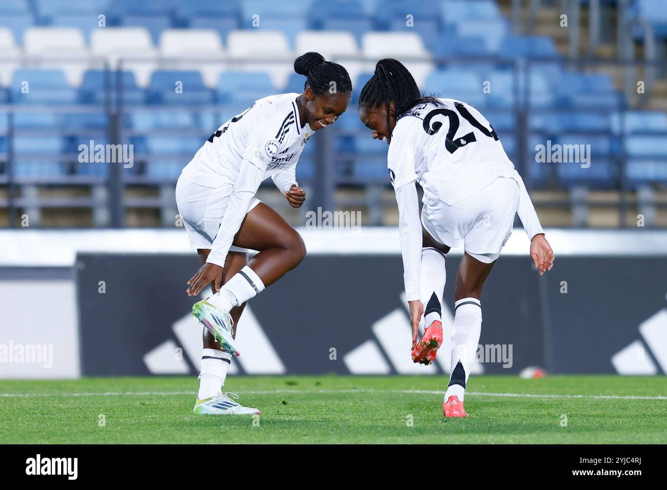 Naomie Feller von Real Madrid feiert Womenâs am 13. November 2024 im Alfredo Di Stefano-Stadion in Valdebebas, Madrid, Spanien, ein Tor mit Linda Caicedo beim Fußball-Spiel der Gruppe B zwischen Real Madrid und dem FC Twente Stockfoto