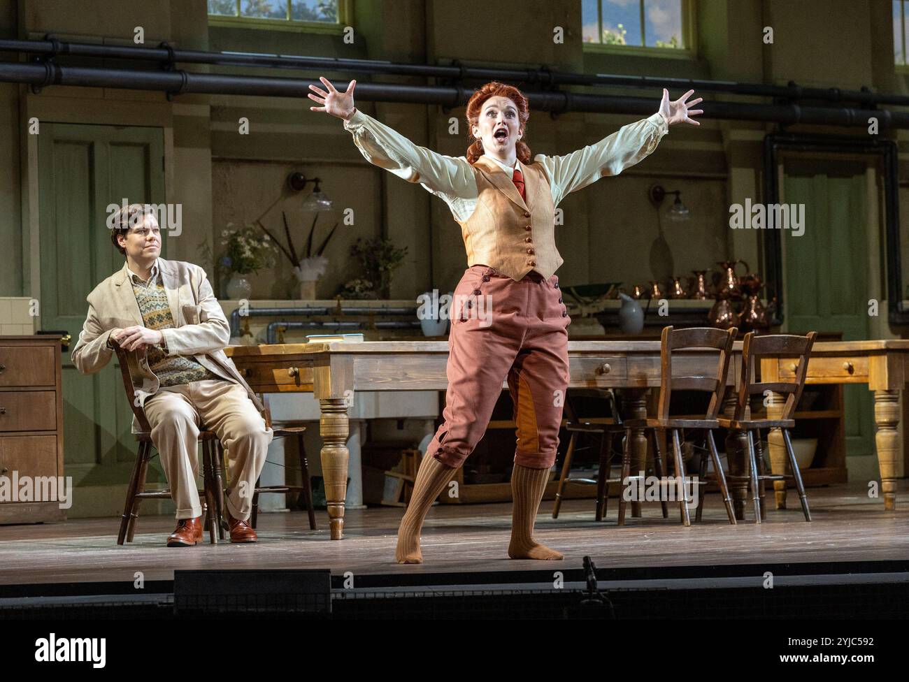 London, Großbritannien. November 2024. Thomas Atkins (Nemorino), Rhian Lois (Adina) in der neuen English National Opera Produktion von Donizettis DAS ELIXIER DER LIEBE, die am Freitag, den 15. November, im London Coliseum eröffnet wird und bis zum 5. Dezember acht Aufführungen findet. Unter der Regie von Harry Fehr wird es als TV-Sitcom-Episode gerahmt, die während des Zweiten Weltkriegs auf einem wunderschönen englischen Landhaus spielt, das von Land Girls und Einheimischen besetzt ist. Quelle: Donald Cooper/Alamy Live News Stockfoto