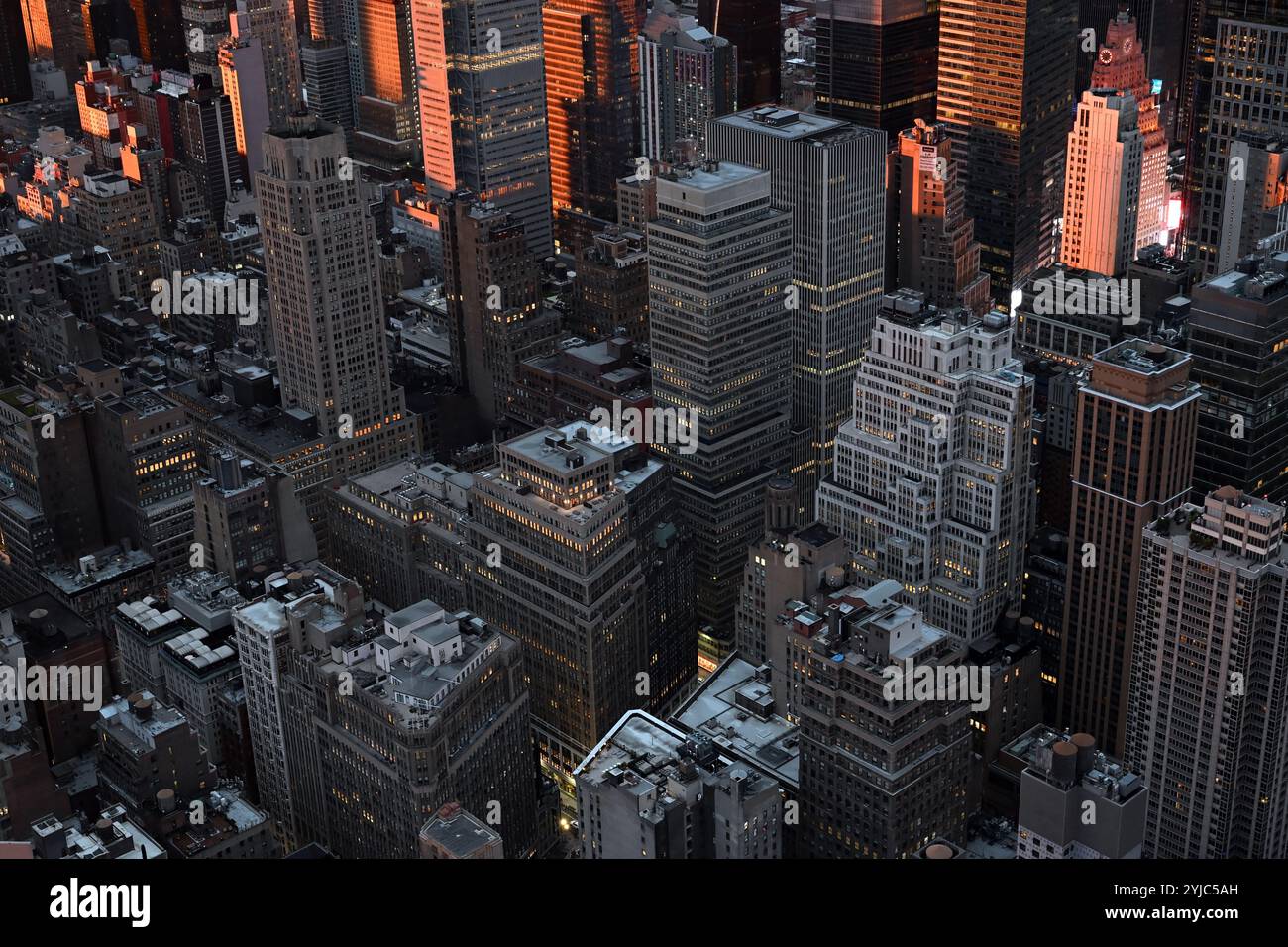 Golden Hour Glühen auf New Yorker Wolkenkratzern Stockfoto