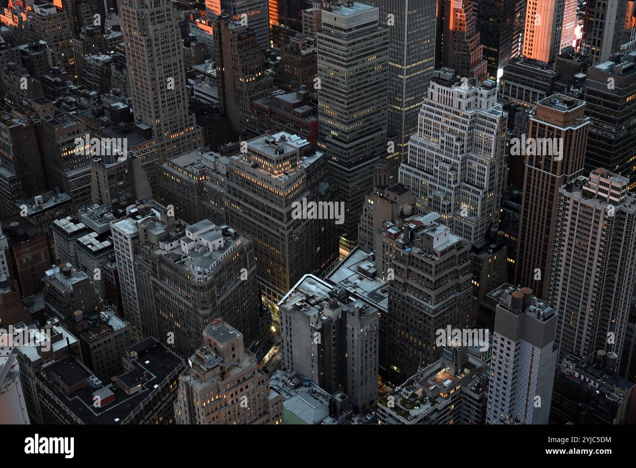 Das dichte Stadtnetz von New York City in der Abenddämmerung Stockfoto