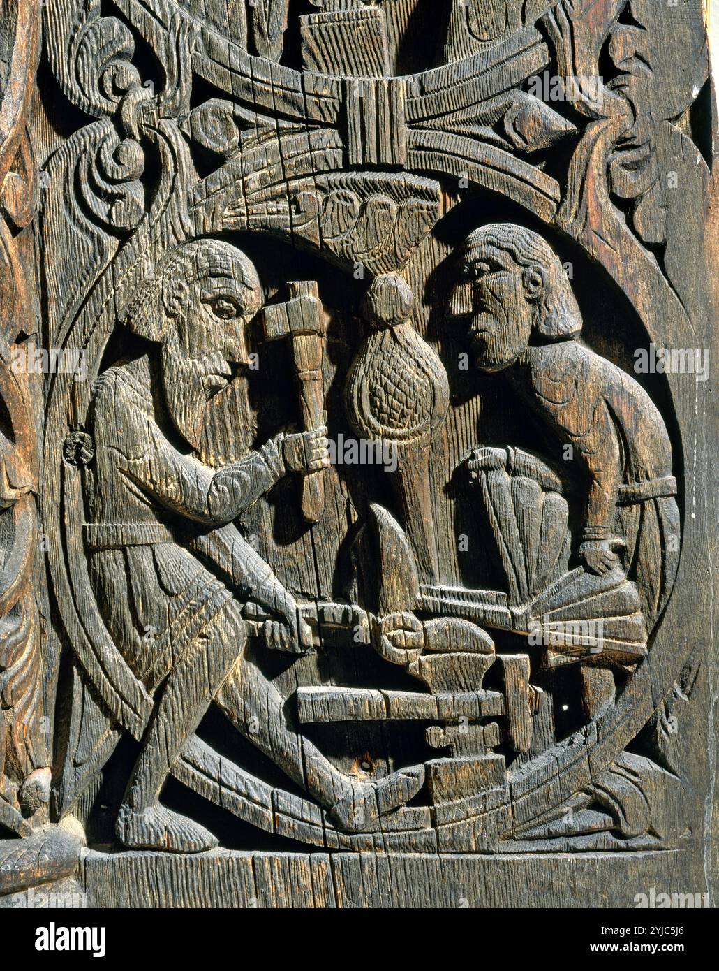 Nordische Saga oder Legende von Siegfried oder Sigurd Schmiede von Schwert auf Amboss von smith Regin, XII. Jahrhundert. Holzplatte. Museum: Oldsaksammlung, OSLO, NORWEGEN. SIGFRIDO. Stockfoto