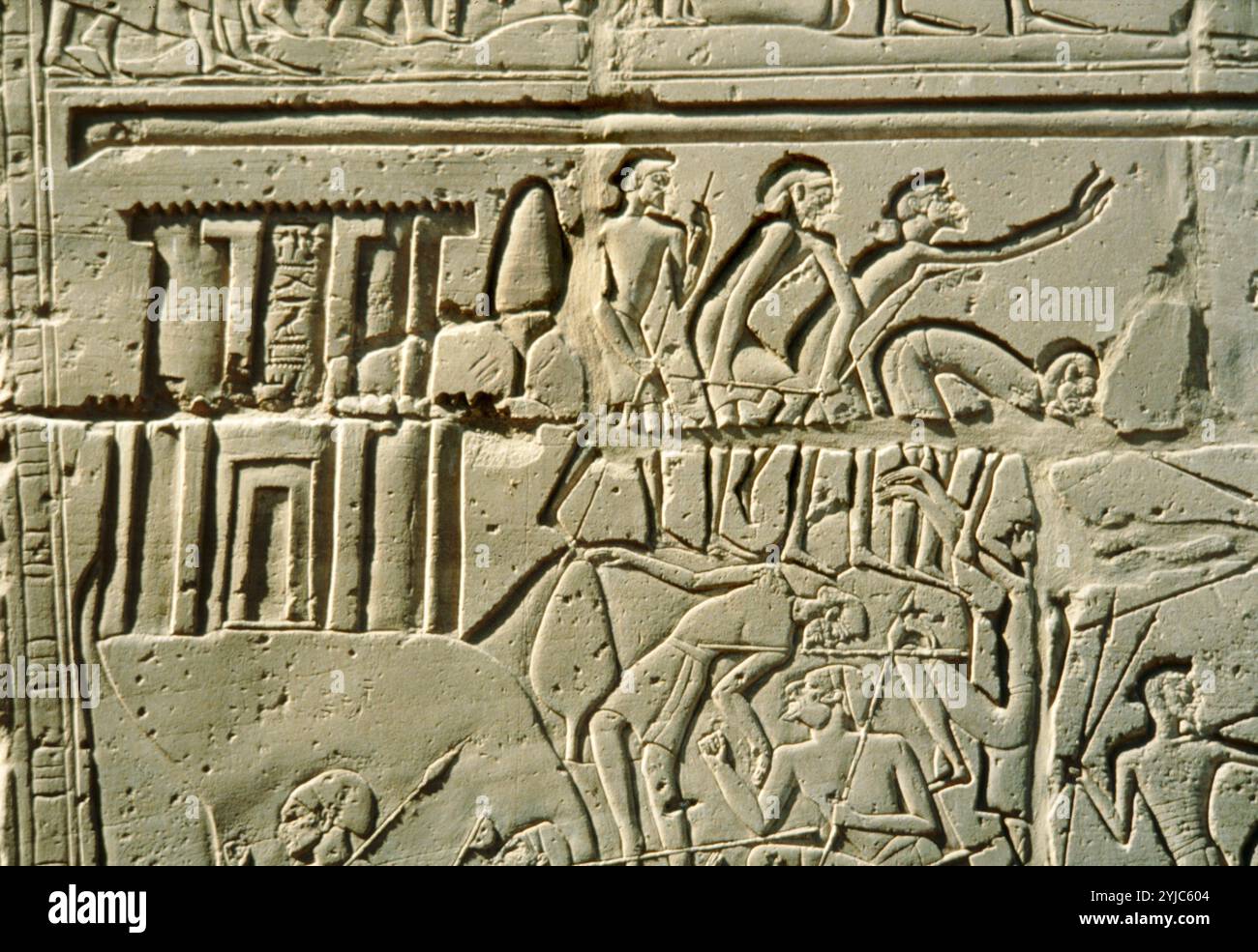 Entlastung der Schlacht von Kadesh, Pharao Ramses II. im Wagen kämpfen Hethiter Feind des Königs Muwatallis, 1294 BC. Karnak Luxor Ägypten. Stockfoto