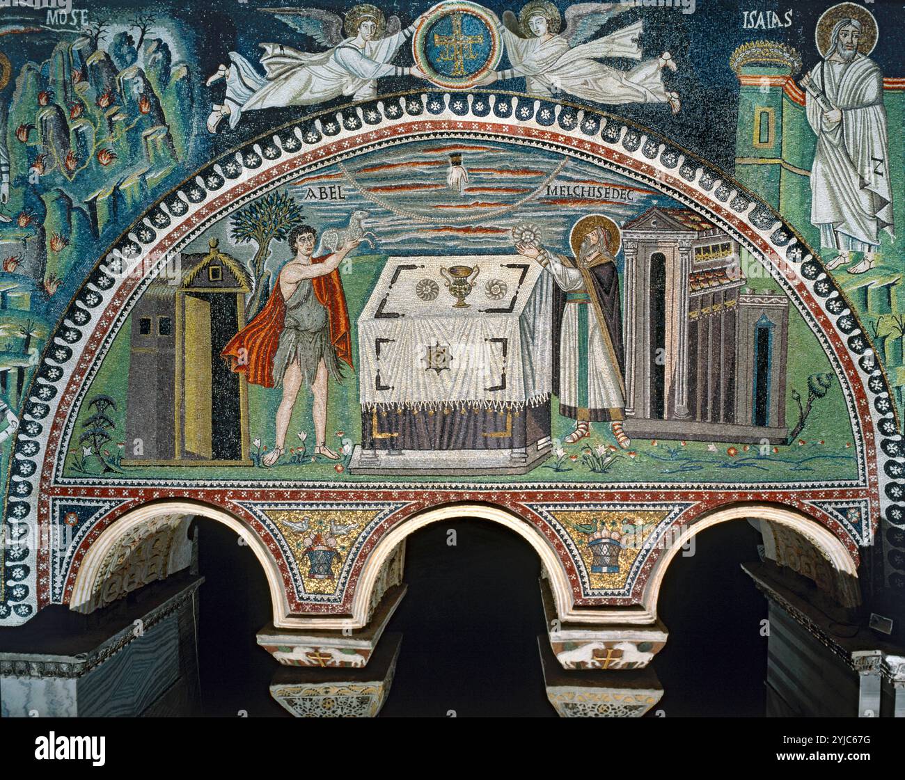 Lünette in Pfarrhaus Mosaik von Opfer von Abel von Lamm und Melchisedech, der König von Salem, von Brot. San Vitale, Ravenna, Italien. Stockfoto