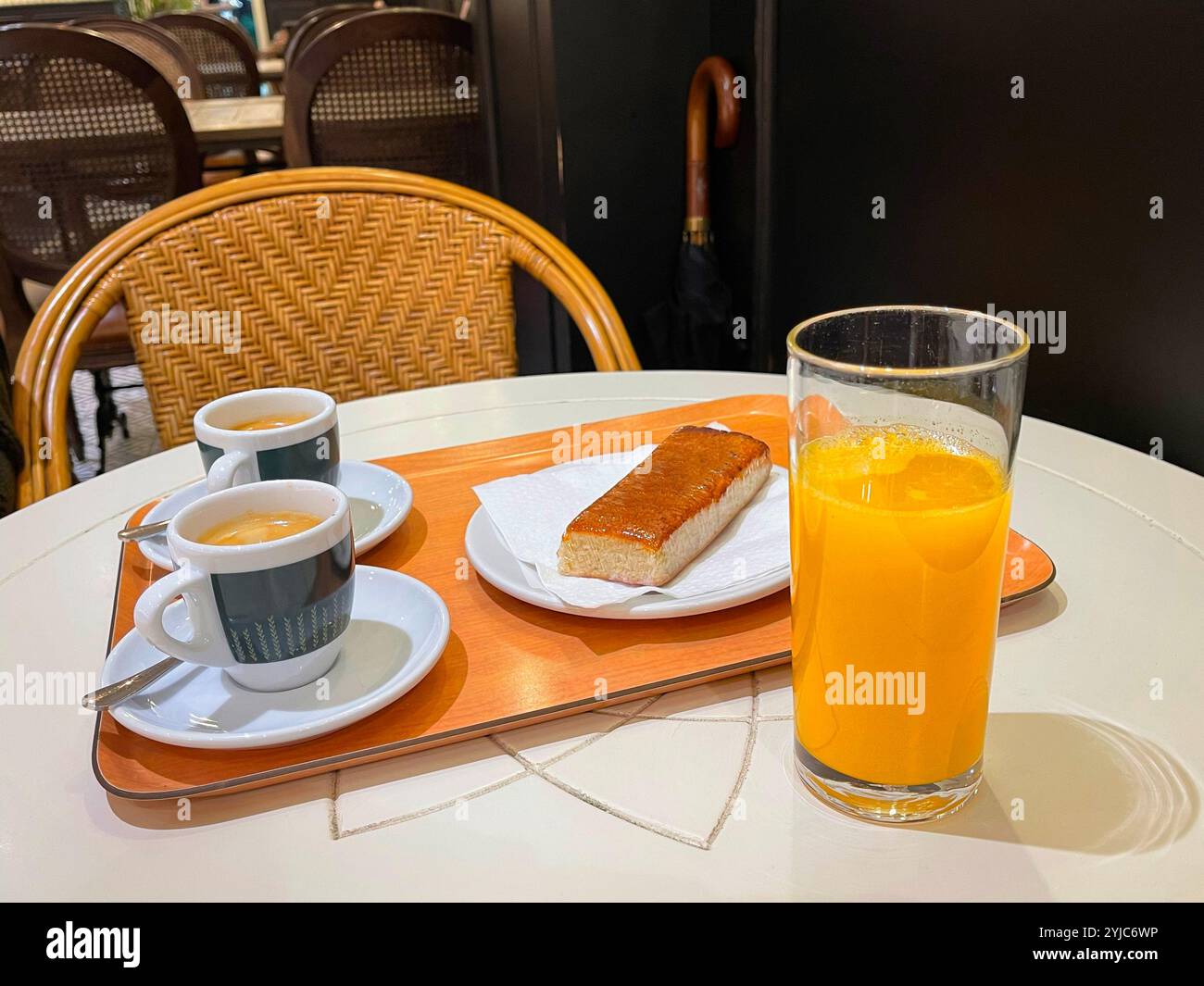 Zwei Tassen Kaffee mit Kuchen und Orangensaft. - Smartphone-aufgenommenes Stockfoto