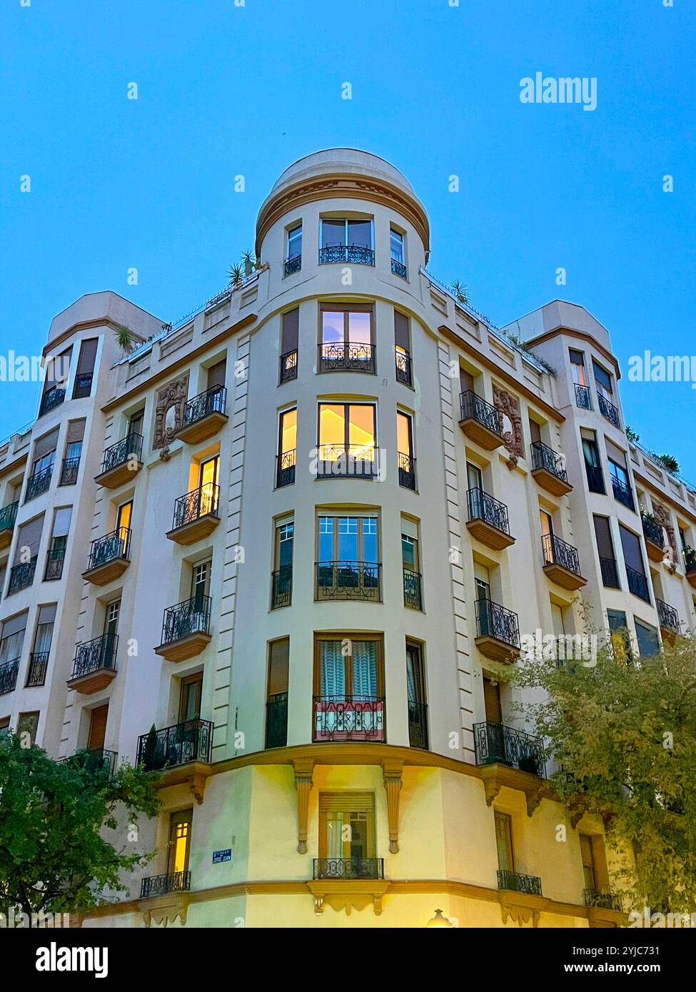 Fassade des Hauses, Blick auf die Nacht. Jorge Juan Street, Madrid, Spanien. Stockfoto