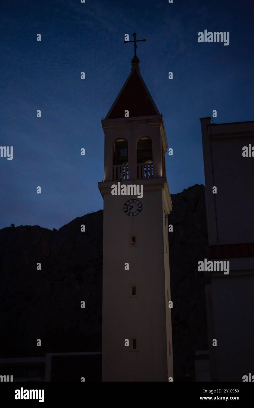 Nächtlicher Blick auf Omis Stadt, Kroatien, mit beleuchteten Straßen und der malerischen Kulisse der Berge. Stockfoto