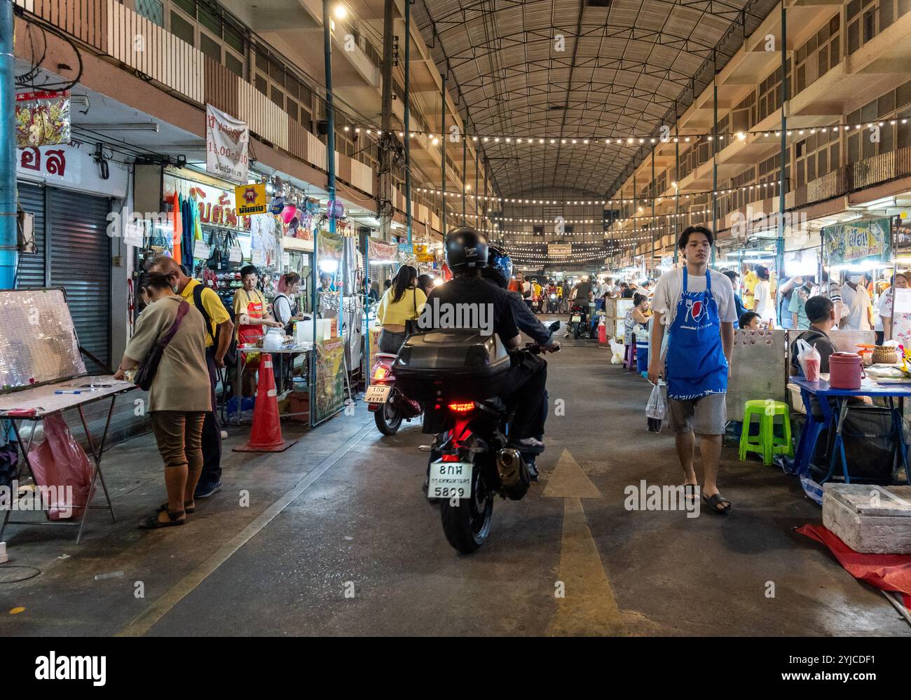 Bangkok, Thailand. November 2024. Ein Blick auf eine der Gassen des Tao Poon Market mit Kunden und thailändischen Straßenverkäufern in Bangkok. Tao Poon Market in Bangkok ist ein lokaler Markt, der für authentisches thailändisches Street Food, frische Produkte und Waren bekannt ist. Es ist ein beliebter Ort für Einheimische und Touristen, und es ist bekannt für seine freundlichen Händler und lebhafte Atmosphäre. (Foto: Nathalie Jamois/SOPA Images/SIPA USA) Credit: SIPA USA/Alamy Live News Stockfoto