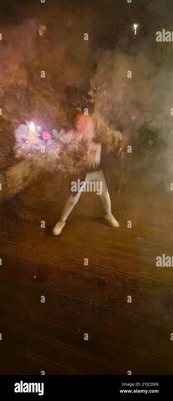 Kind spielt mit einem Sparkler in der Bonfire-Nacht Stockfoto