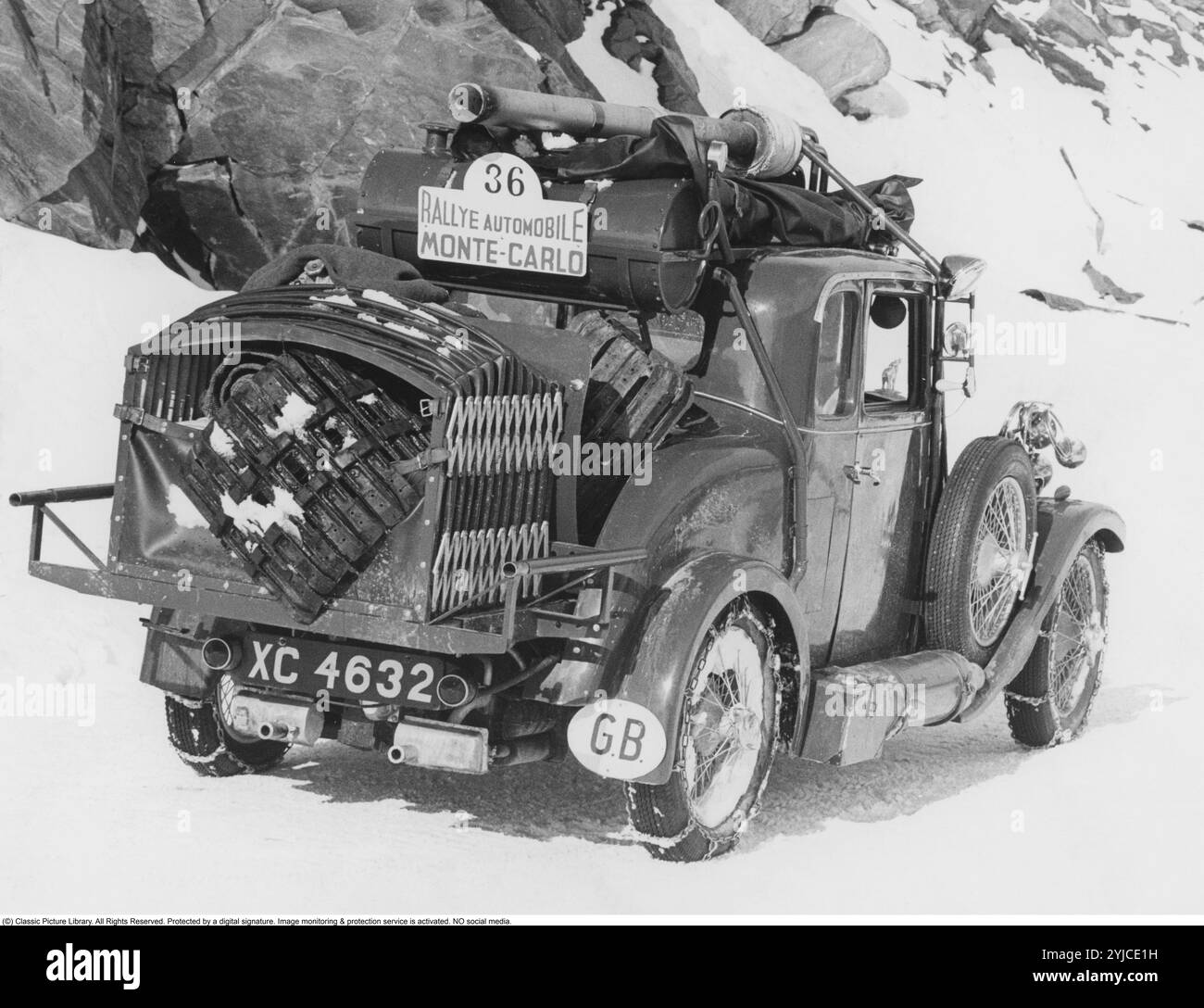 Ein Auto während der Dreharbeiten. Ein Auto des Modells Lea Francis Modelljahr 1929, fotografiert 1968 während der Dreharbeiten des Films jene gewagten jungen Männer in ihren faulen Jalopies oder Monte Carlo oder Büste. Einige der Filmszenen wurden im Skigebiet Åre gedreht. Das Auto gehörte ursprünglich dem Squadron-Führer Cameron Millar, der das Auto für den Film der Filmfirma Paramount zur Verfügung stellte. Das Auto auf dem Bild gehört jetzt einem Mann in Nordirland, der es restaurieren will. Stockfoto