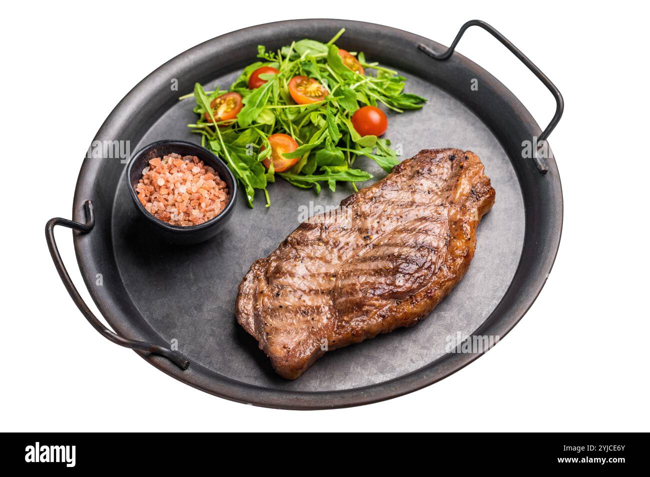 Gegrilltes Striploin-Steak, Streifensteak aus Rindfleisch auf einem Stahltablett isoliert auf weißem Hintergrund. Stockfoto