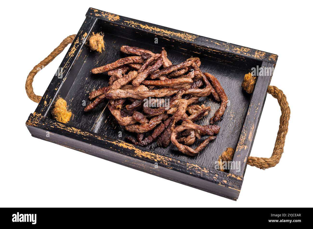 Rindfritter, frittiertes Rindfleisch, zarte Streifen, geschnittenes Fleisch in einem Tablett isoliert auf weißem Hintergrund. Stockfoto